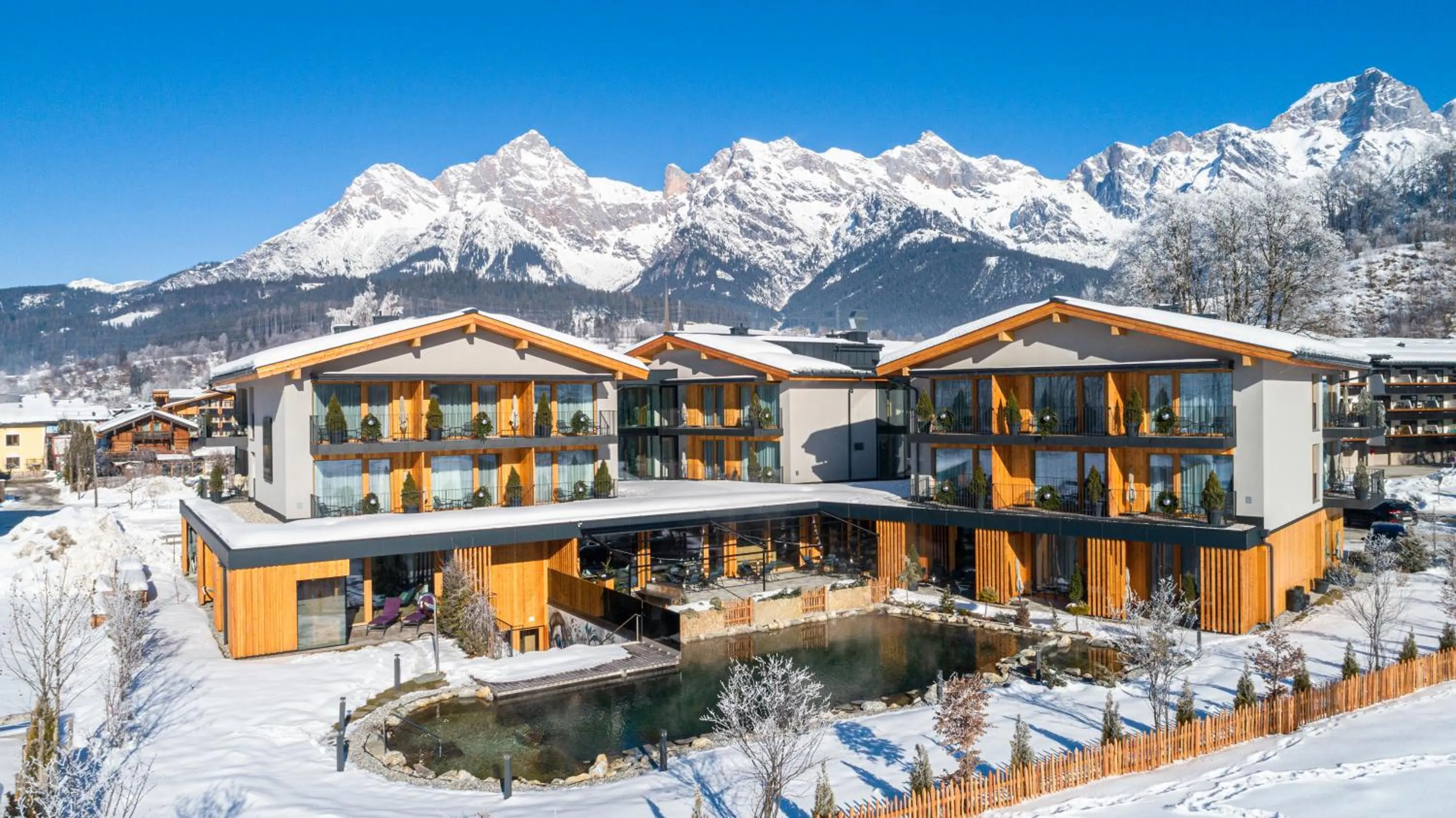 Wellness und Brunch Hotel MorgenZeit beheizter Naturpool mit Sandstrand Genuss Frühstück bis 13 Uhr Hochkönig Sommercard