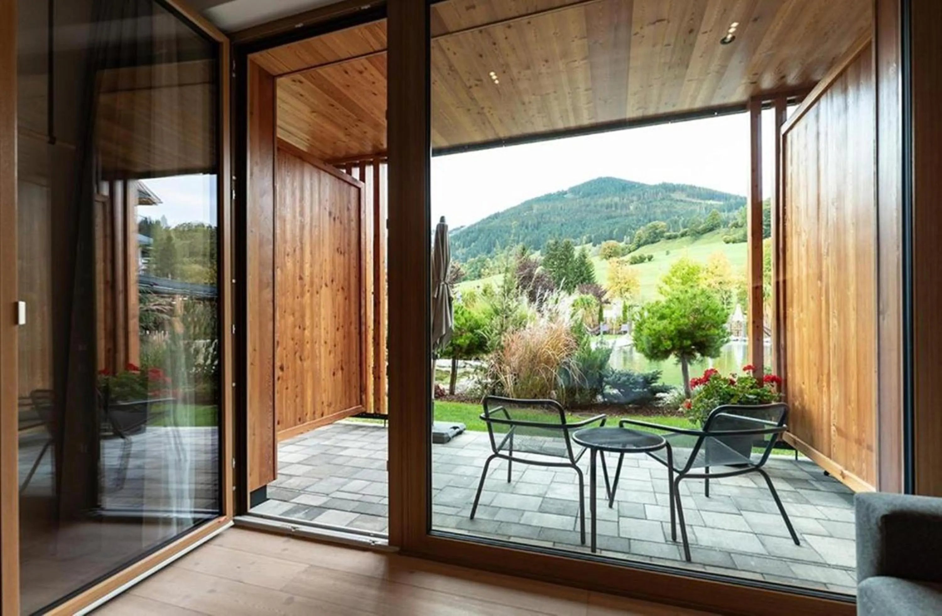 Balcony/Terrace in Wellness und Brunch Hotel MorgenZeit beheizter Naturpool mit Sandstrand Genuss Frühstück bis 13 Uhr Hochkönig Sommercard