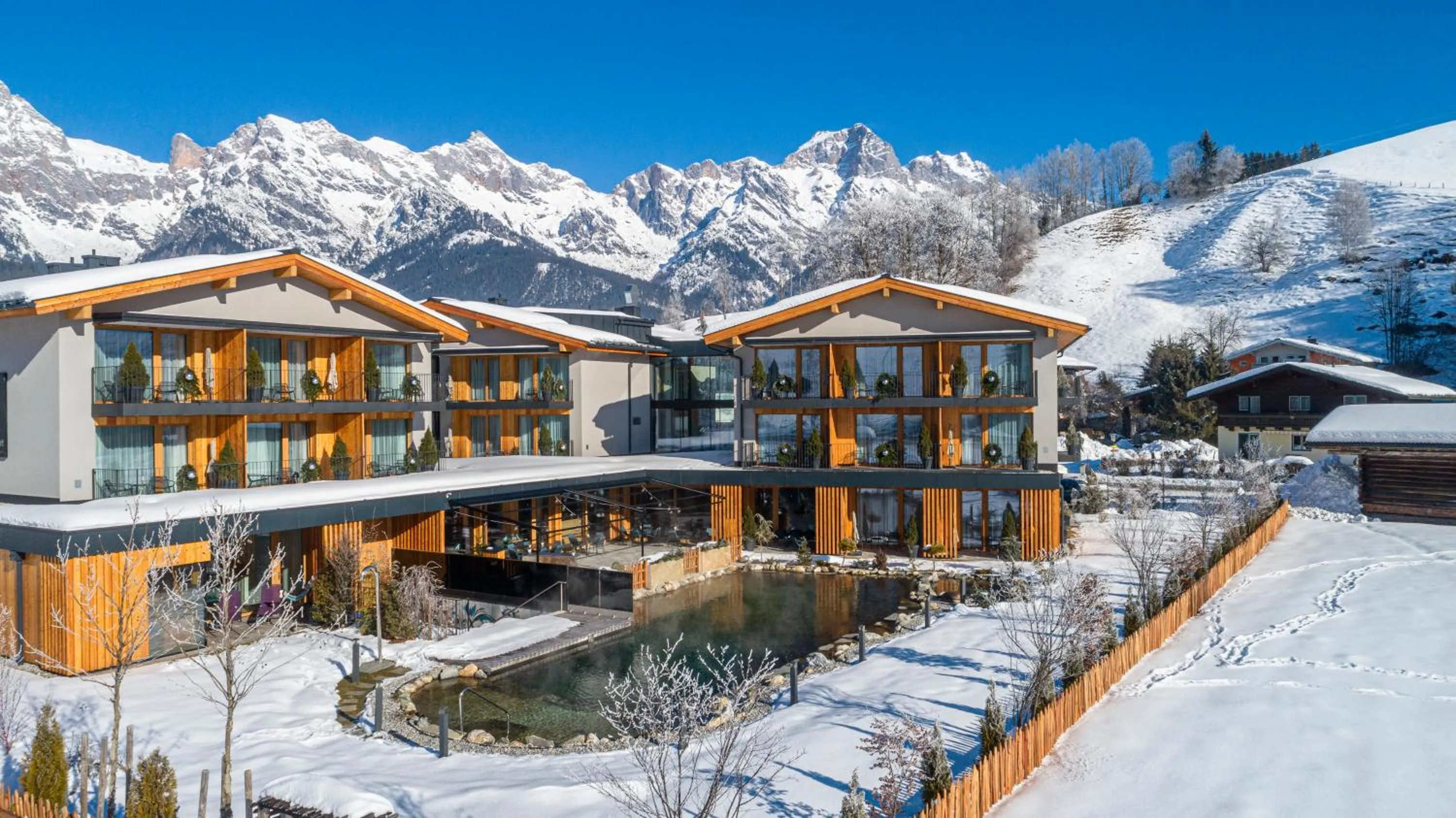 Property building in Wellness und Brunch Hotel MorgenZeit beheizter Naturpool mit Sandstrand Genuss Frühstück bis 13 Uhr Hochkönig Sommercard