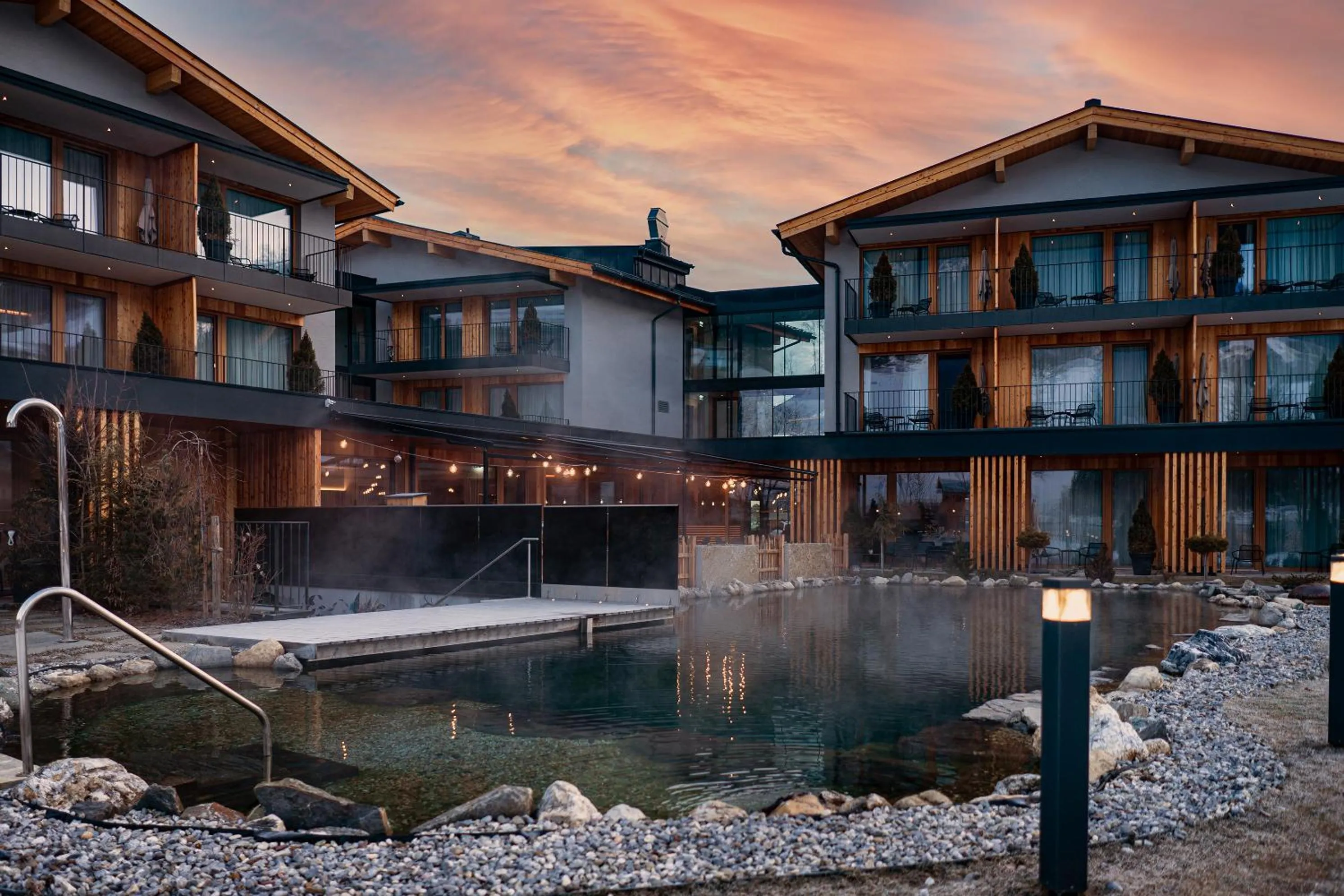Pool view in Wellness und Brunch Hotel MorgenZeit beheizter Naturpool mit Sandstrand Genuss Frühstück bis 13 Uhr Hochkönig Sommercard