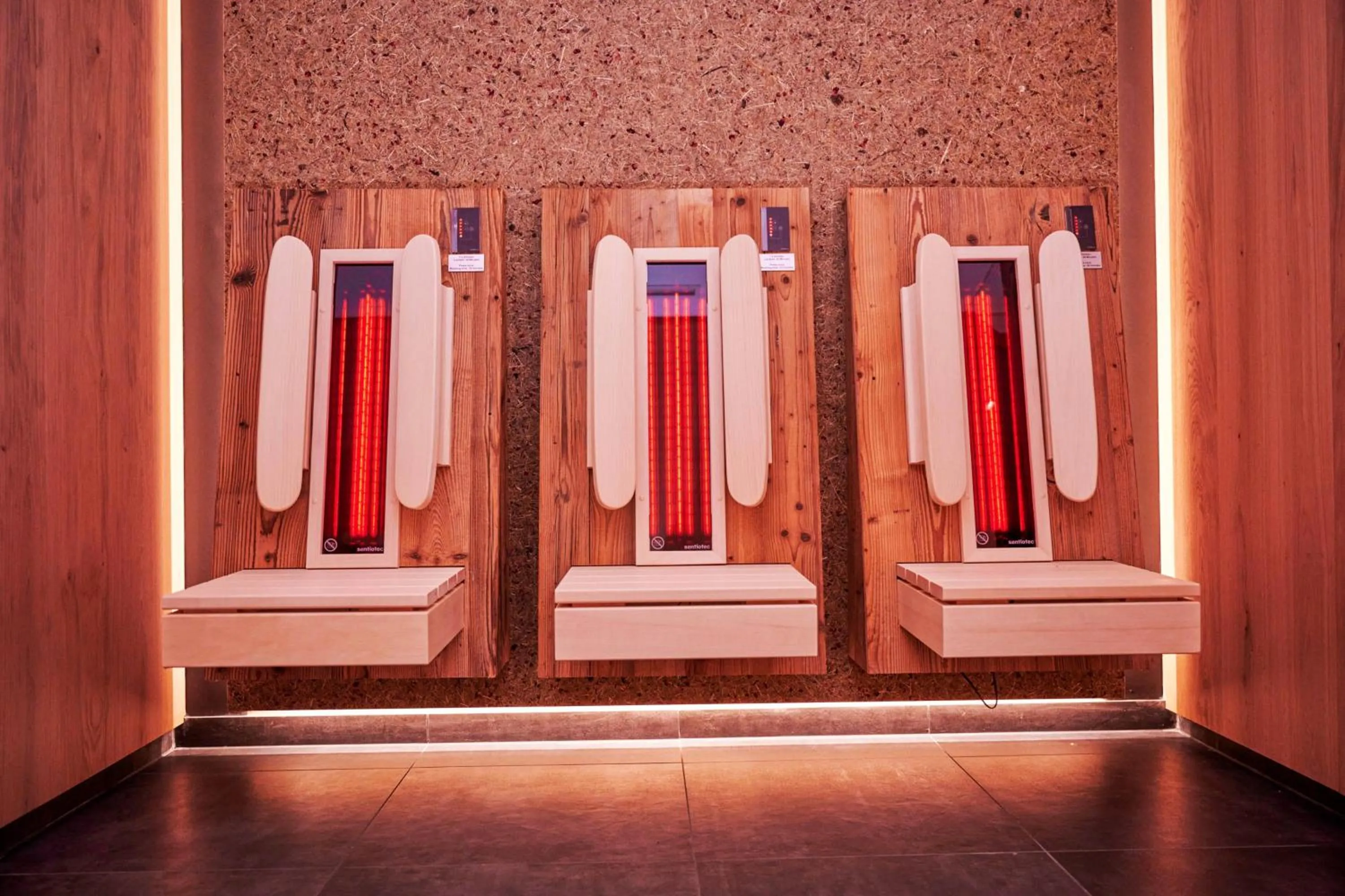 Spa and wellness centre/facilities in Wellness und Brunch Hotel MorgenZeit beheizter Naturpool mit Sandstrand Genuss Frühstück bis 13 Uhr Hochkönig Sommercard