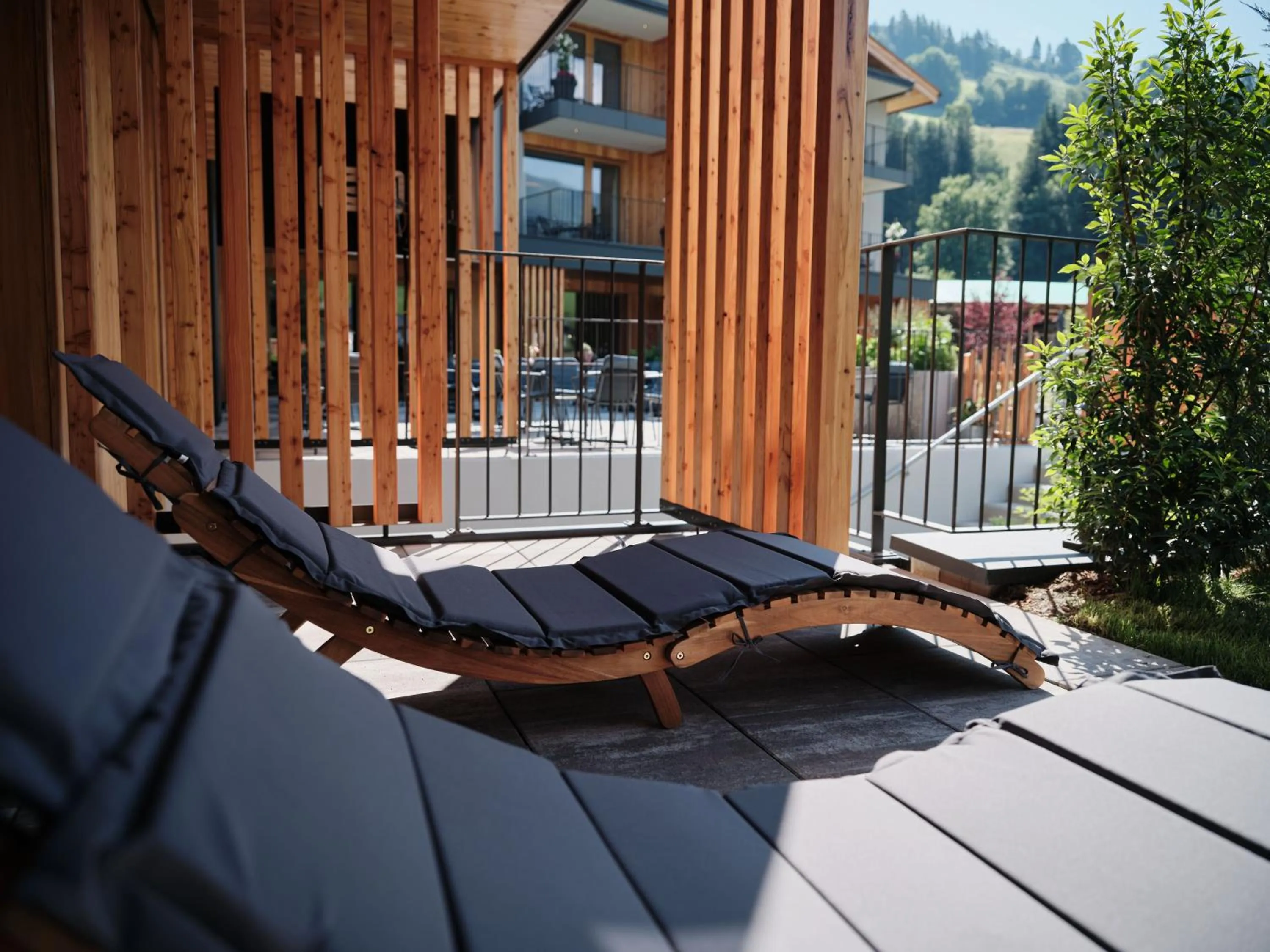 Spa and wellness centre/facilities in Wellness und Brunch Hotel MorgenZeit beheizter Naturpool mit Sandstrand Genuss Frühstück bis 13 Uhr Hochkönig Sommercard