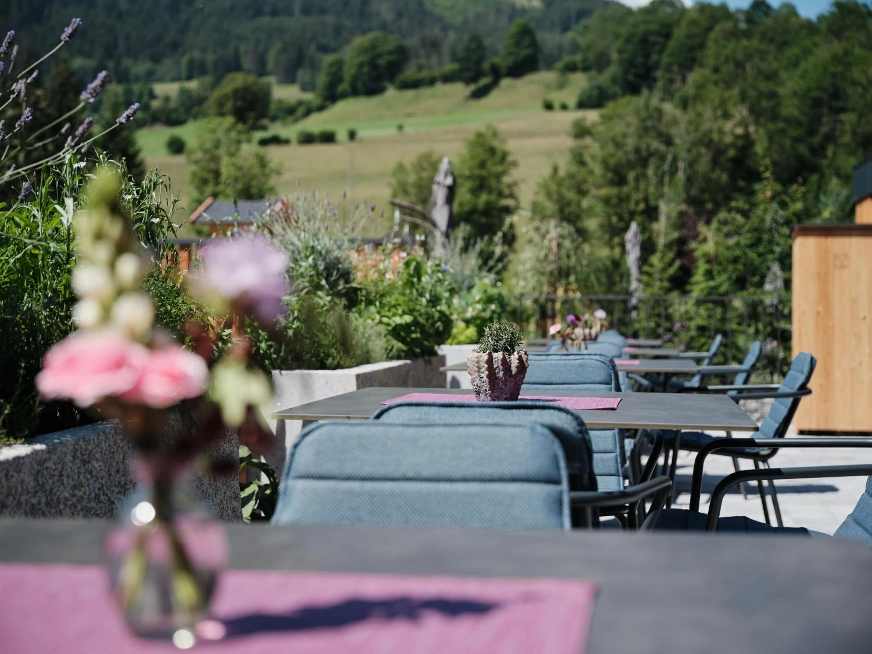 Balcony/Terrace in Wellness und Brunch Hotel MorgenZeit beheizter Naturpool mit Sandstrand Genuss Frühstück bis 13 Uhr Hochkönig Sommercard
