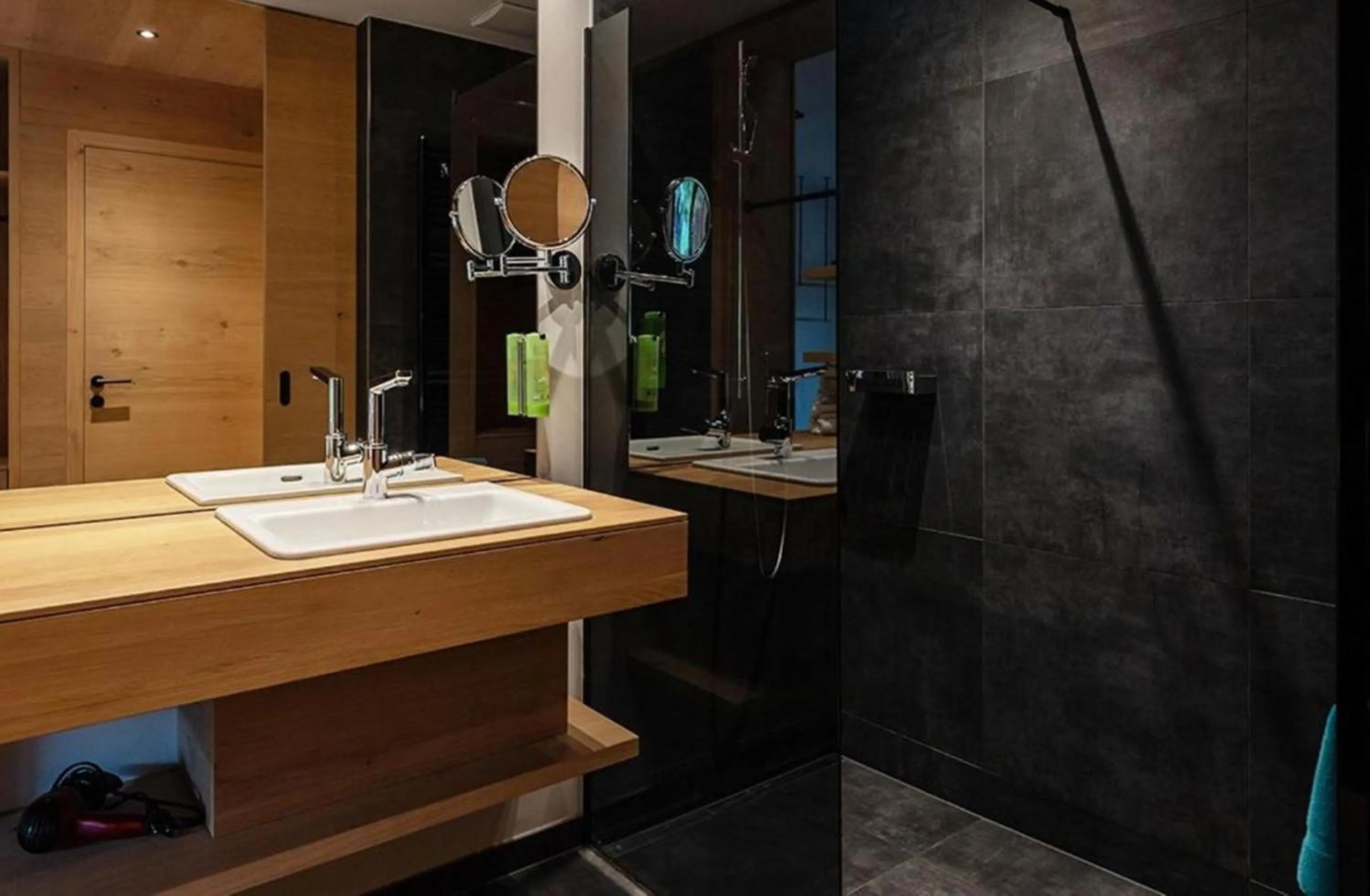 Bathroom in Wellness und Brunch Hotel MorgenZeit beheizter Naturpool mit Sandstrand Genuss Frühstück bis 13 Uhr Hochkönig Sommercard