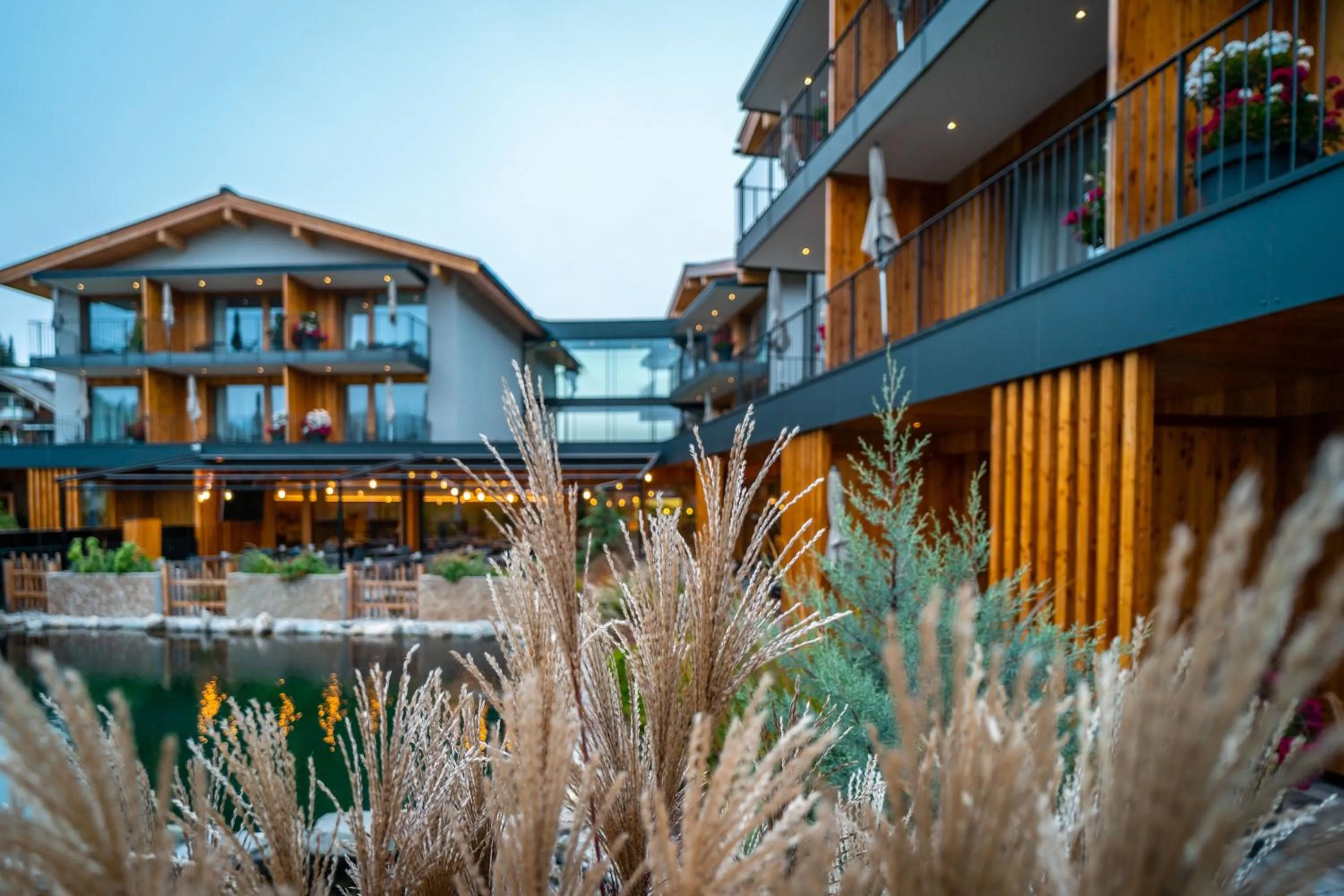 Swimming pool in Wellness und Brunch Hotel MorgenZeit beheizter Naturpool mit Sandstrand Genuss Frühstück bis 13 Uhr Hochkönig Sommercard