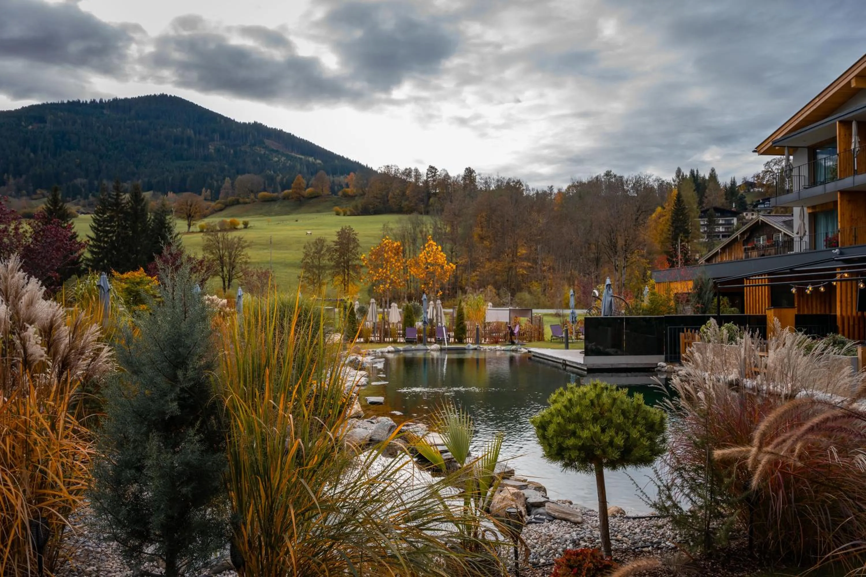Mountain view in Wellness und Brunch Hotel MorgenZeit beheizter Naturpool mit Sandstrand Genuss Frühstück bis 13 Uhr Hochkönig Sommercard