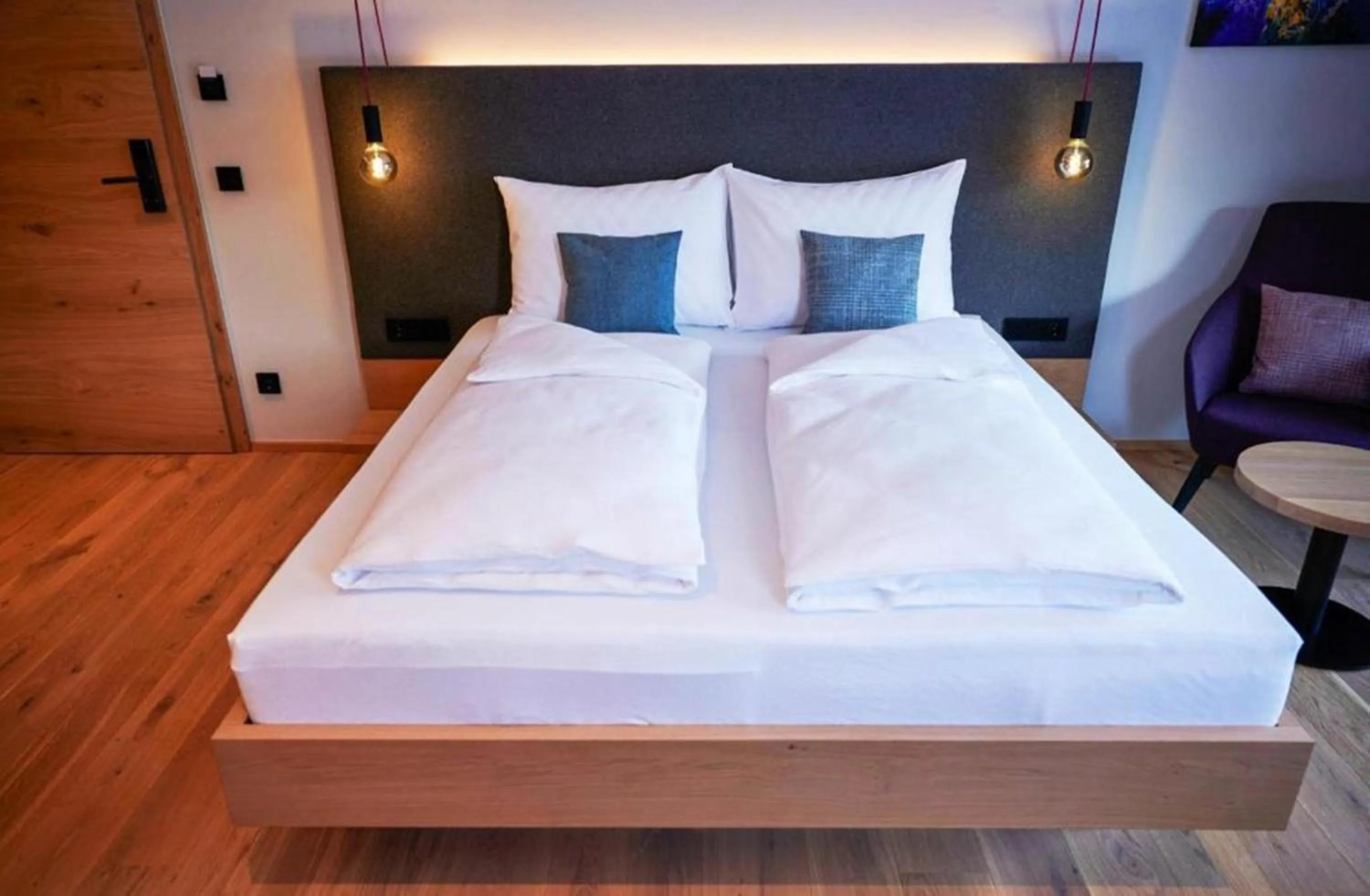 Bed in Wellness und Brunch Hotel MorgenZeit beheizter Naturpool mit Sandstrand Genuss Frühstück bis 13 Uhr Hochkönig Sommercard