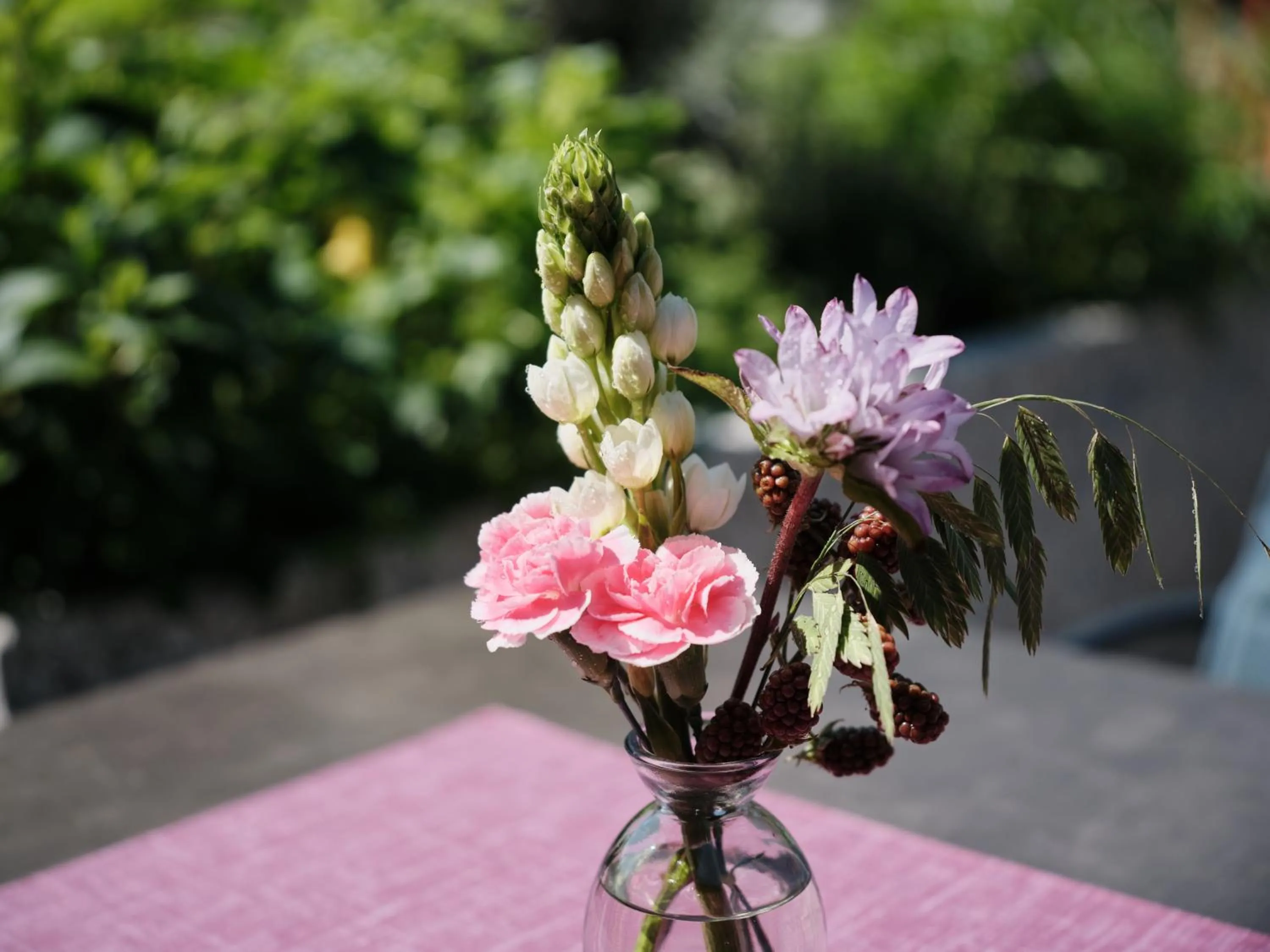 Garden in Wellness und Brunch Hotel MorgenZeit beheizter Naturpool mit Sandstrand Genuss Frühstück bis 13 Uhr Hochkönig Sommercard