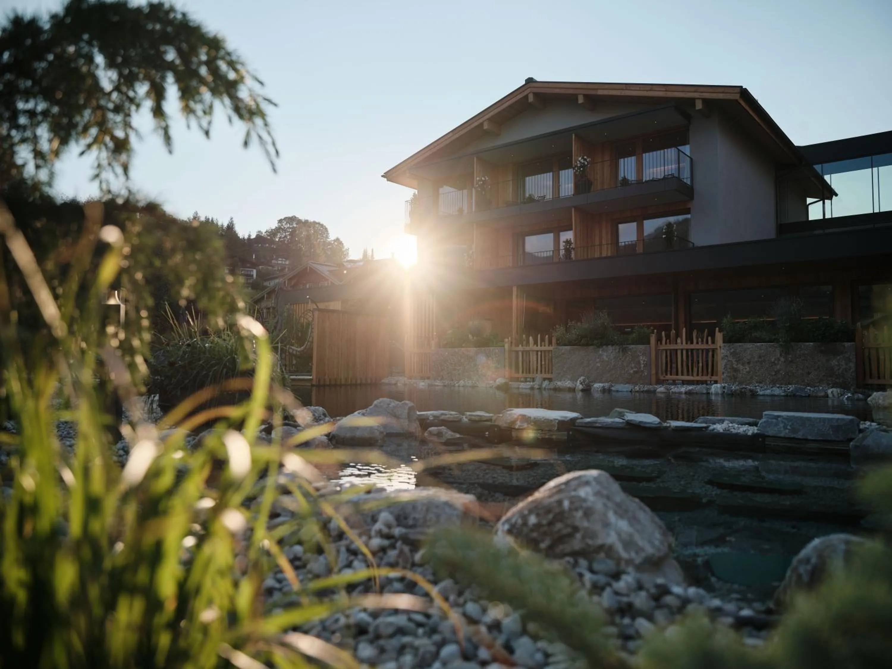 Garden in Wellness und Brunch Hotel MorgenZeit beheizter Naturpool mit Sandstrand Genuss Frühstück bis 13 Uhr Hochkönig Sommercard