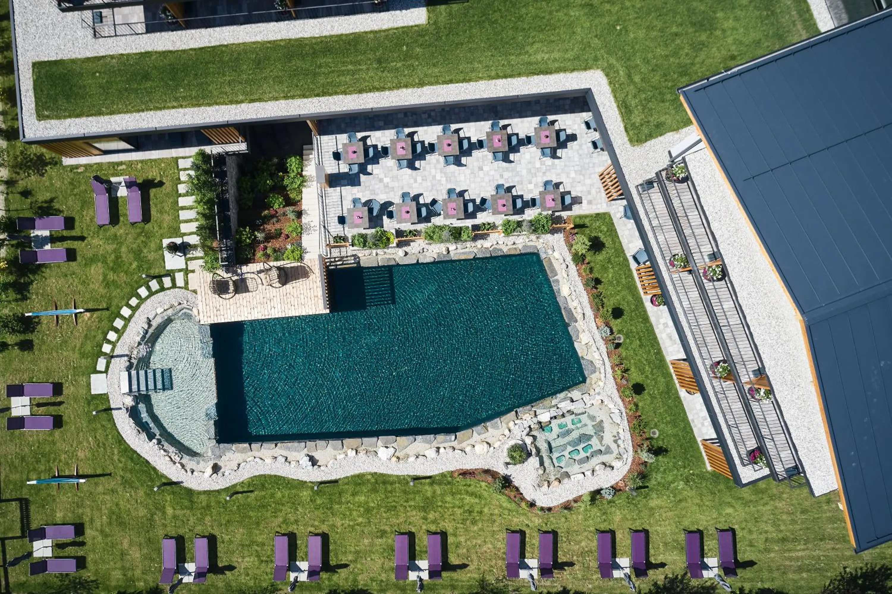 Bird's eye view in Wellness und Brunch Hotel MorgenZeit beheizter Naturpool mit Sandstrand Genuss Frühstück bis 13 Uhr Hochkönig Sommercard