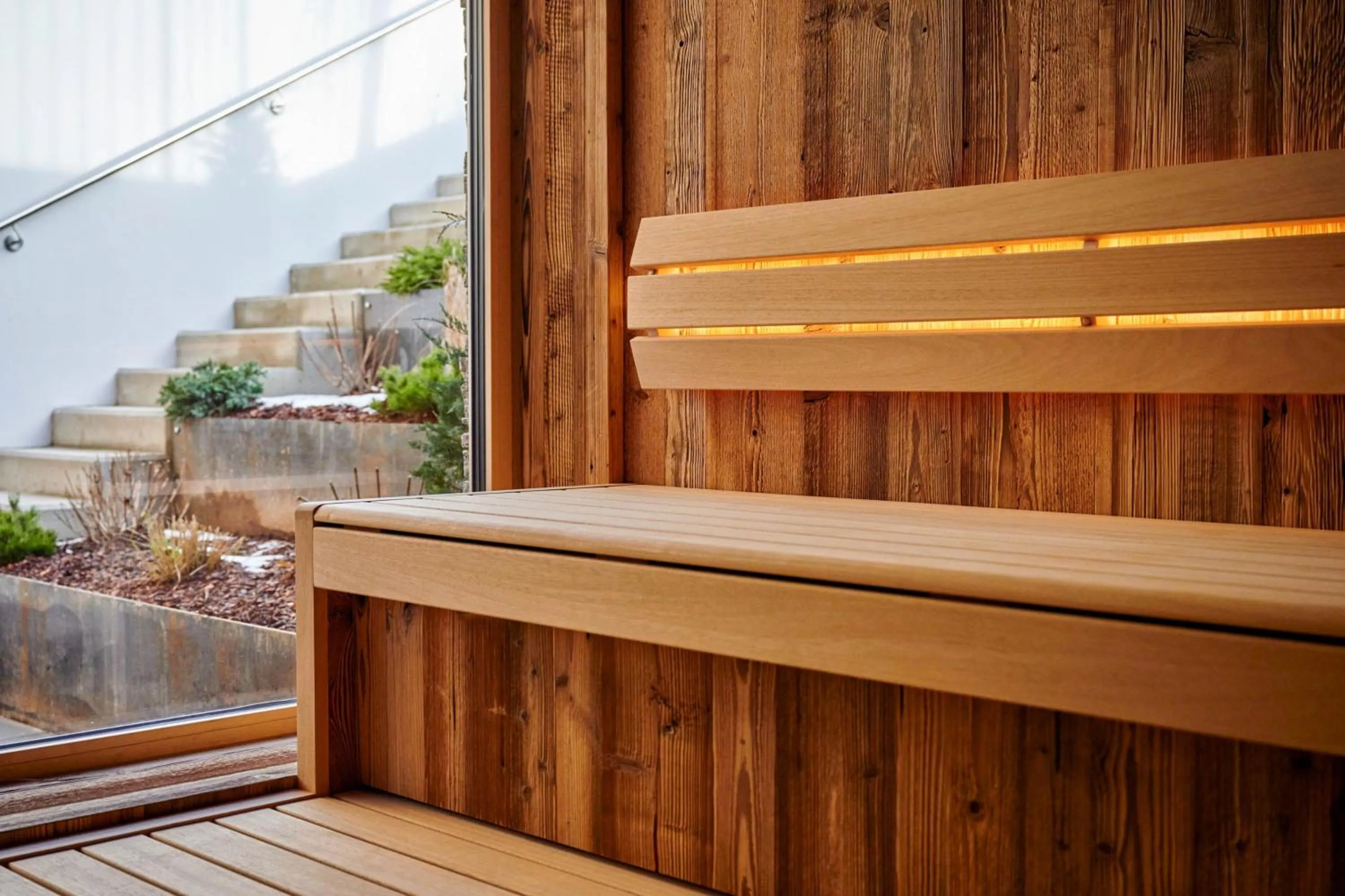 Sauna in Wellness und Brunch Hotel MorgenZeit beheizter Naturpool mit Sandstrand Genuss Frühstück bis 13 Uhr Hochkönig Sommercard