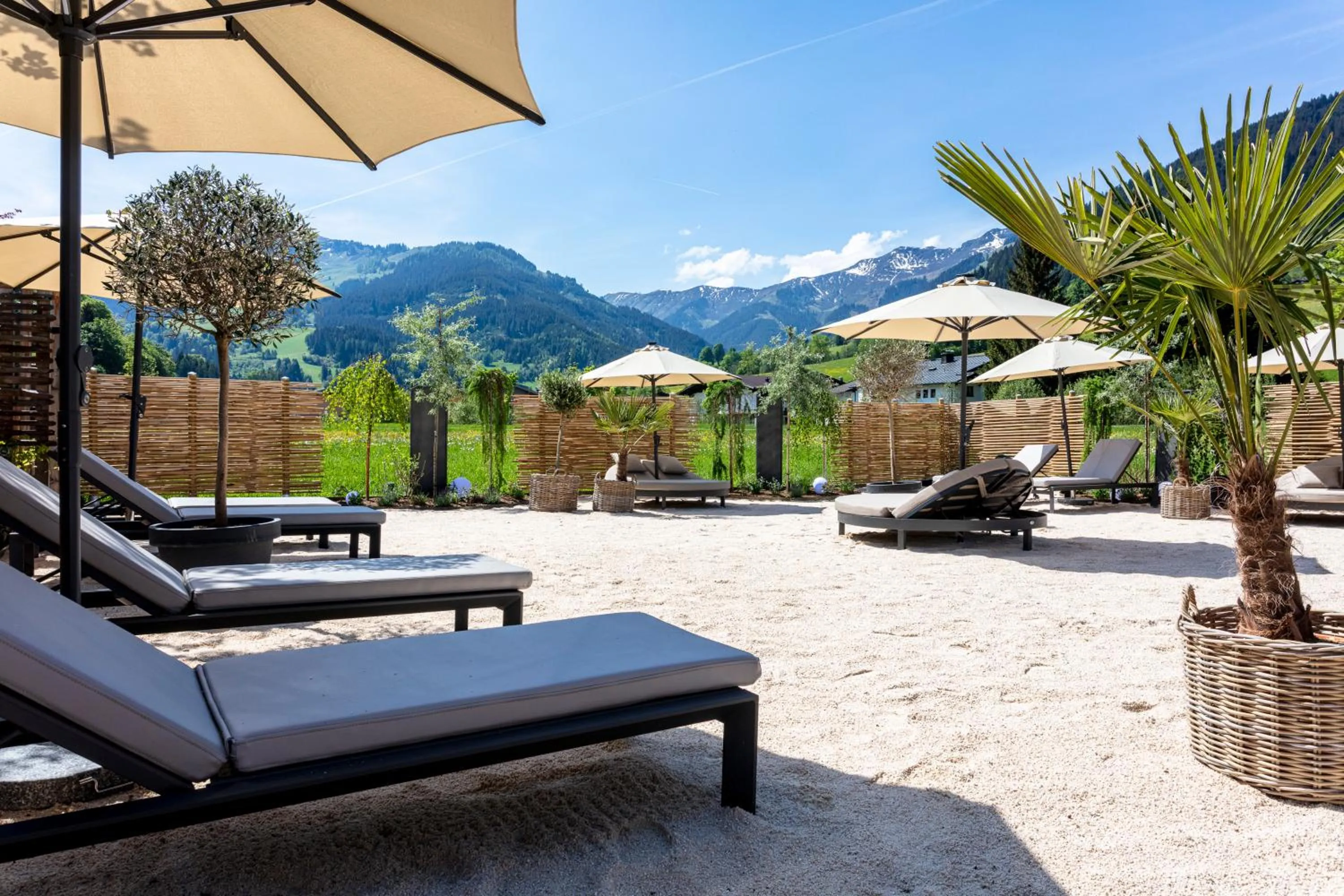 Swimming pool in Wellness und Brunch Hotel MorgenZeit beheizter Naturpool mit Sandstrand Genuss Frühstück bis 13 Uhr Hochkönig Sommercard
