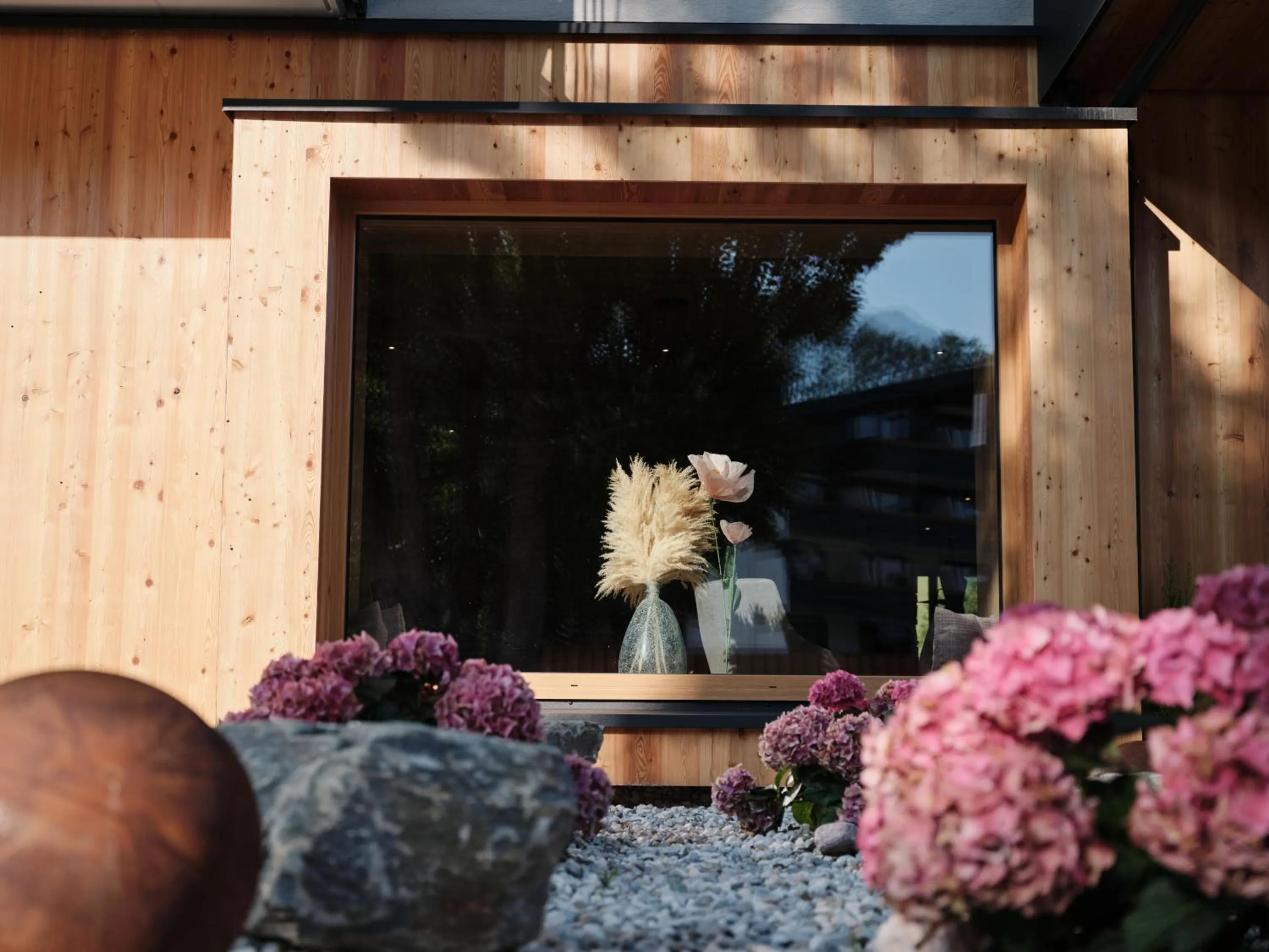 Garden in Wellness und Brunch Hotel MorgenZeit beheizter Naturpool mit Sandstrand Genuss Frühstück bis 13 Uhr Hochkönig Sommercard