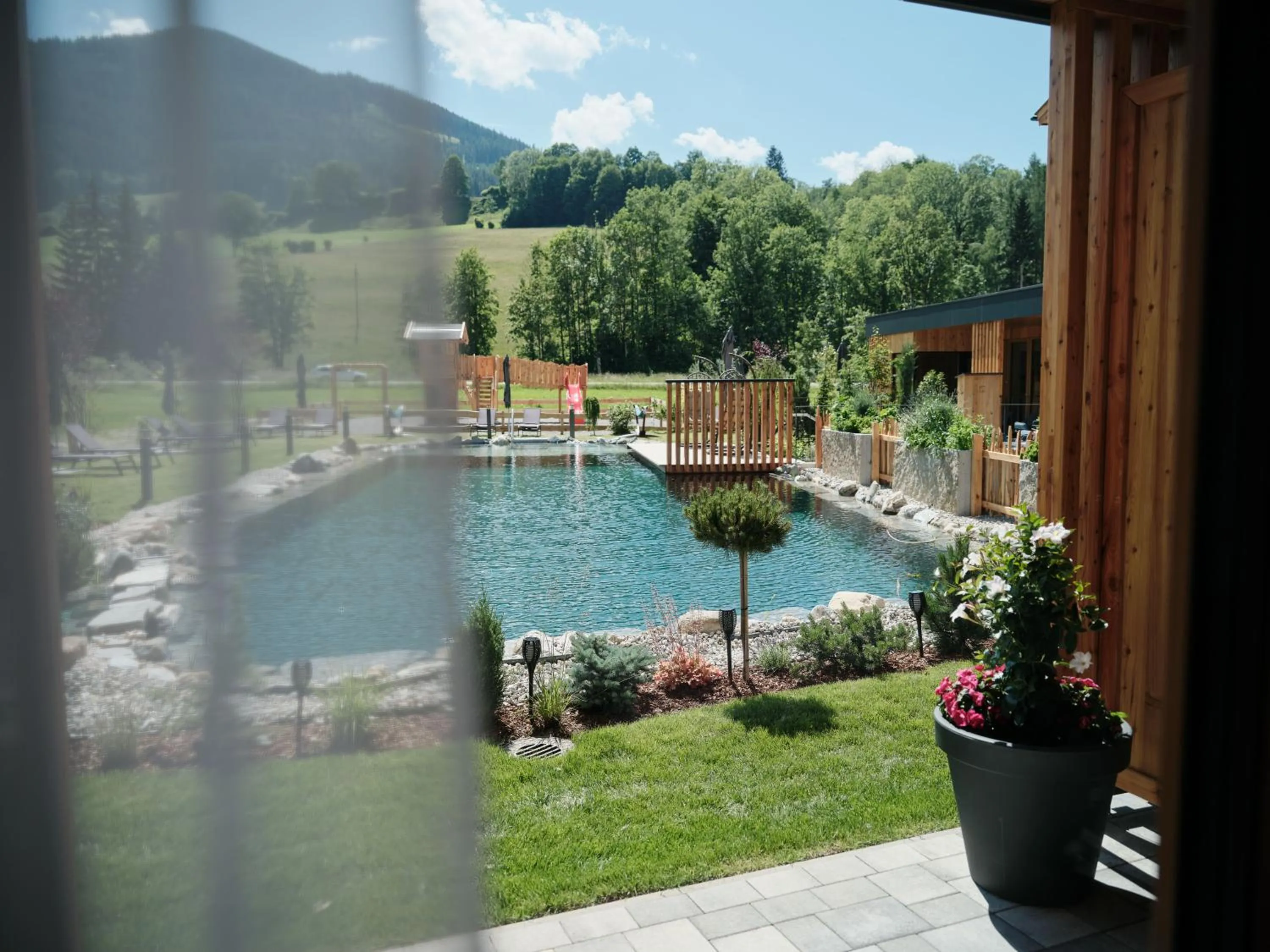 Garden in Wellness und Brunch Hotel MorgenZeit beheizter Naturpool mit Sandstrand Genuss Frühstück bis 13 Uhr Hochkönig Sommercard