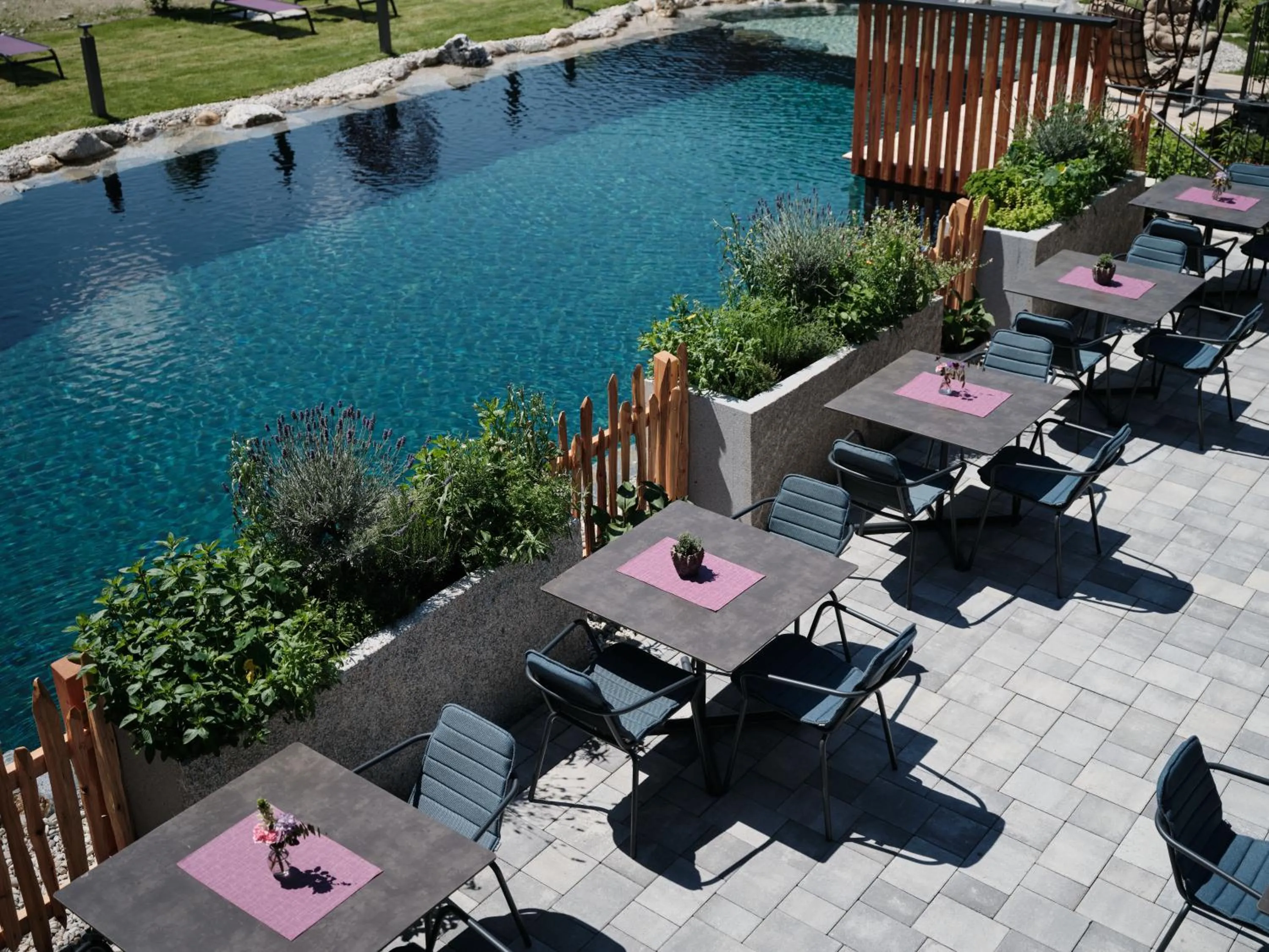 Property building in Wellness und Brunch Hotel MorgenZeit beheizter Naturpool mit Sandstrand Genuss Frühstück bis 13 Uhr Hochkönig Sommercard