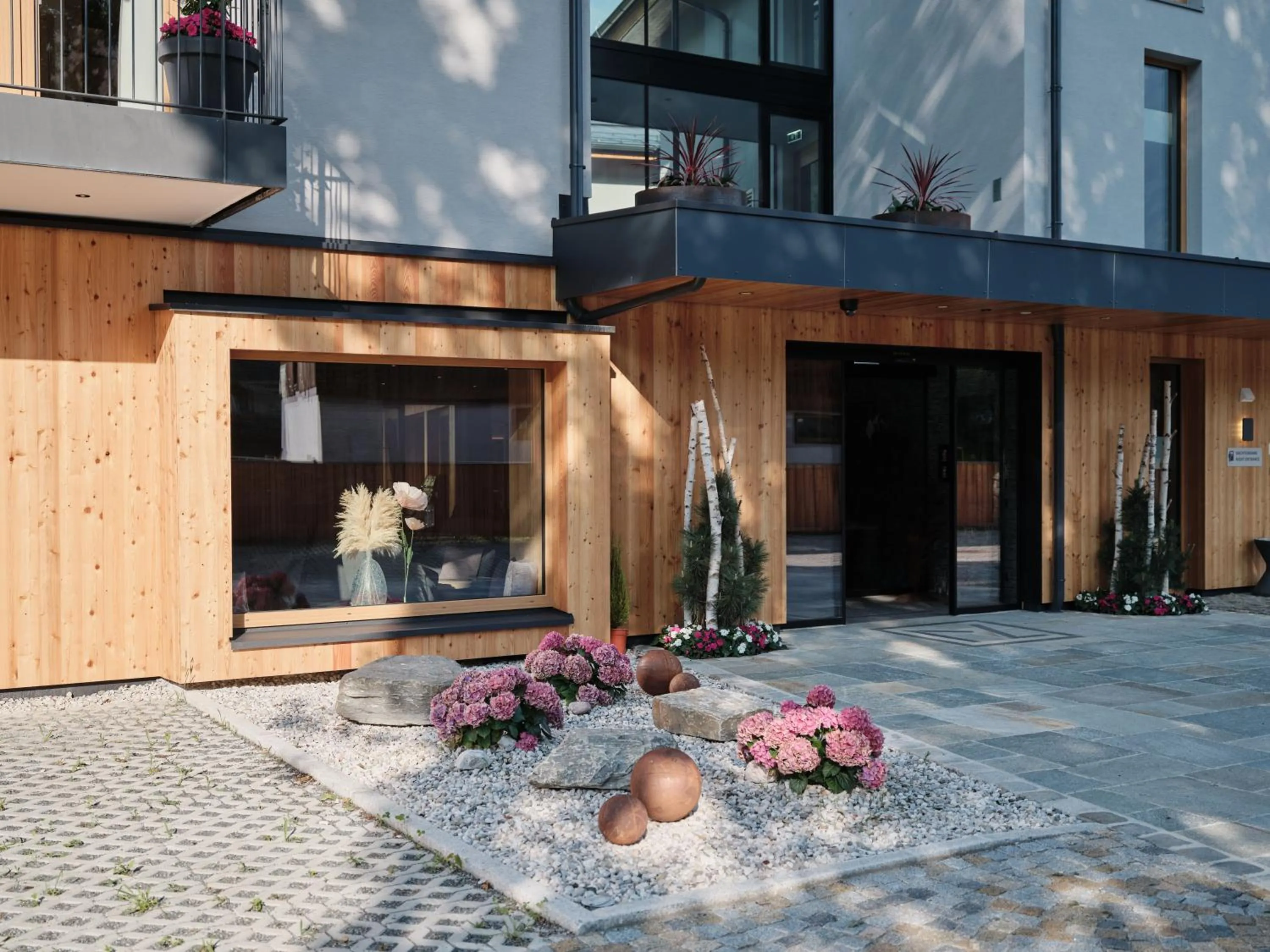 Facade/entrance in Wellness und Brunch Hotel MorgenZeit beheizter Naturpool mit Sandstrand Genuss Frühstück bis 13 Uhr Hochkönig Sommercard