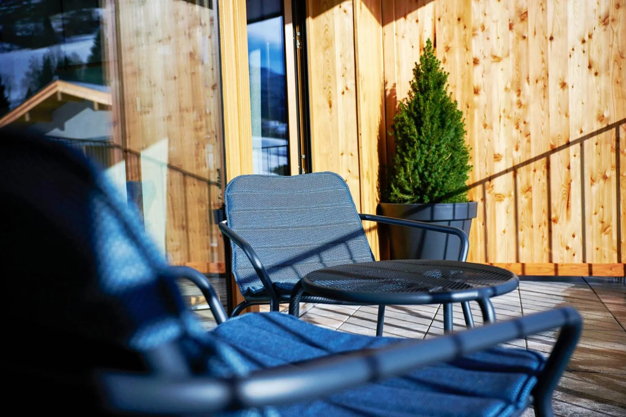 Balcony/Terrace in Wellness und Brunch Hotel MorgenZeit beheizter Naturpool mit Sandstrand Genuss Frühstück bis 13 Uhr Hochkönig Sommercard