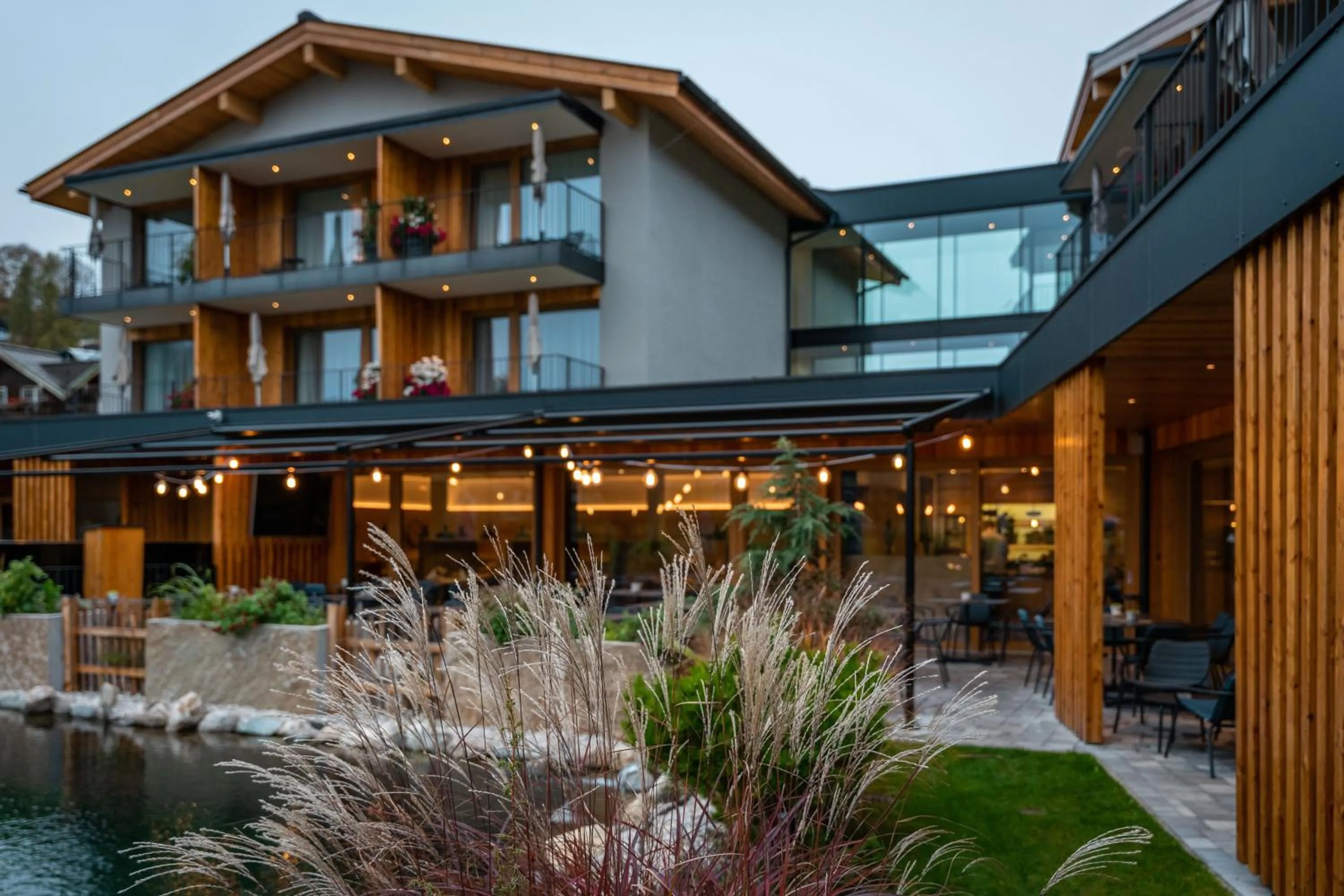 Property building in Wellness und Brunch Hotel MorgenZeit beheizter Naturpool mit Sandstrand Genuss Frühstück bis 13 Uhr Hochkönig Sommercard