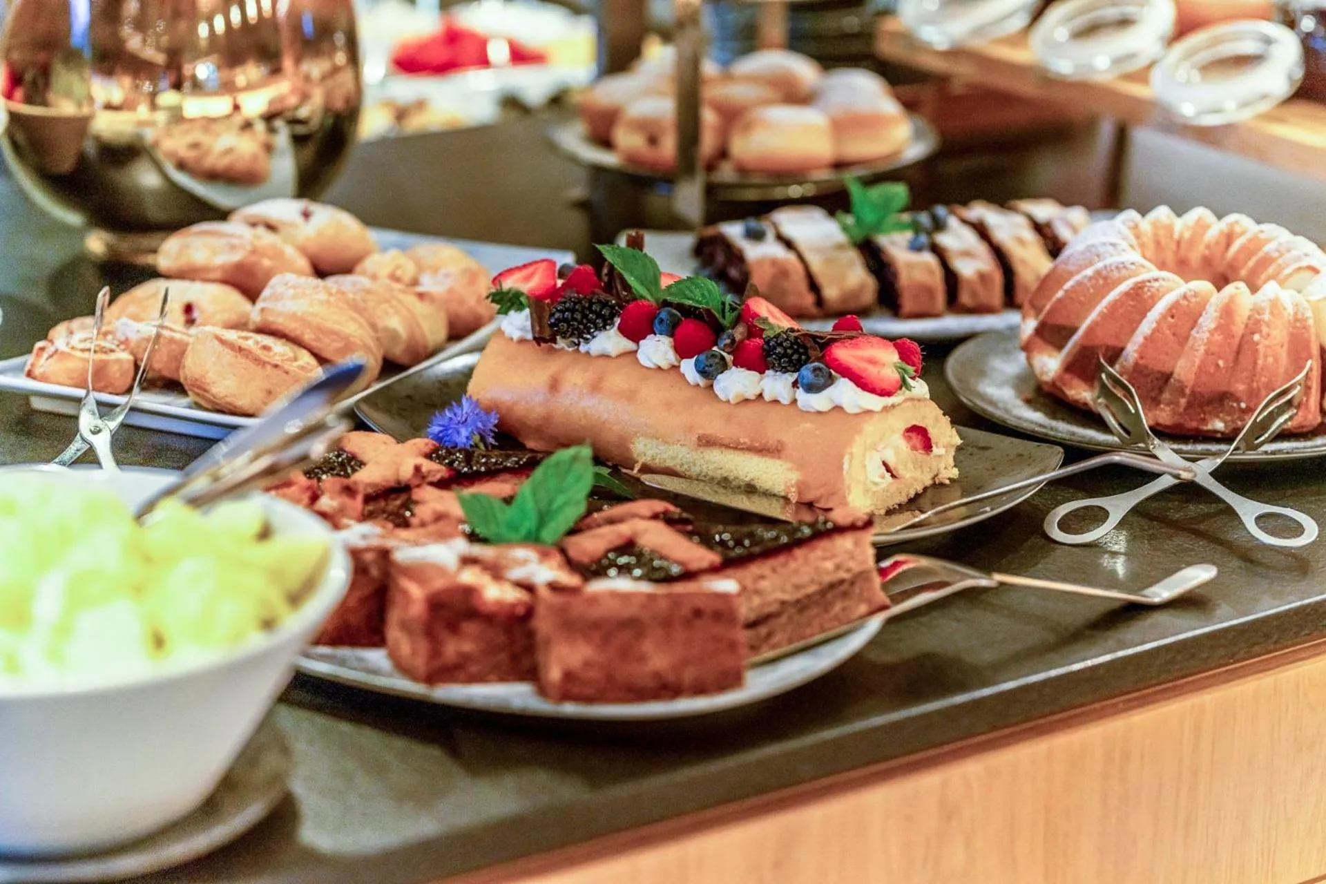 Breakfast in Wellness und Brunch Hotel MorgenZeit beheizter Naturpool mit Sandstrand Genuss Frühstück bis 13 Uhr Hochkönig Sommercard