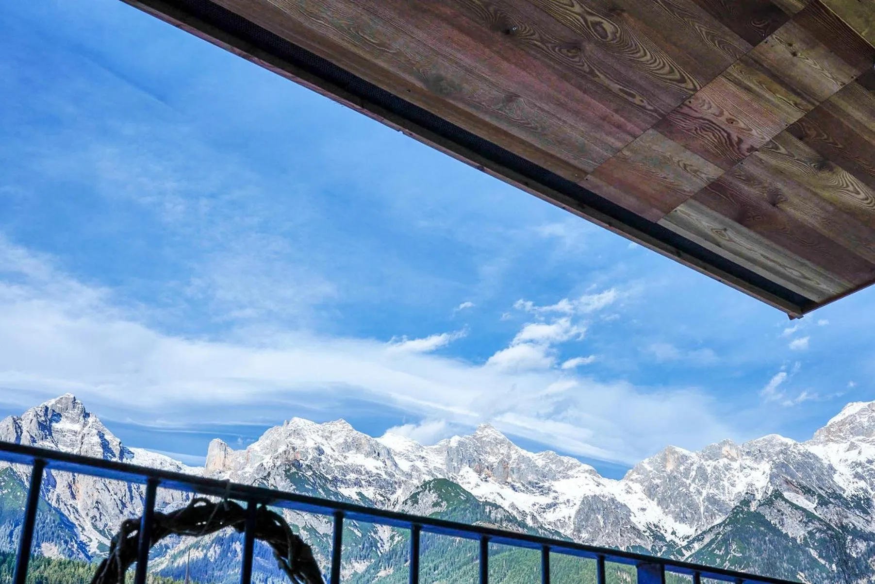 Mountain view in Wellness und Brunch Hotel MorgenZeit beheizter Naturpool mit Sandstrand Genuss Frühstück bis 13 Uhr Hochkönig Sommercard