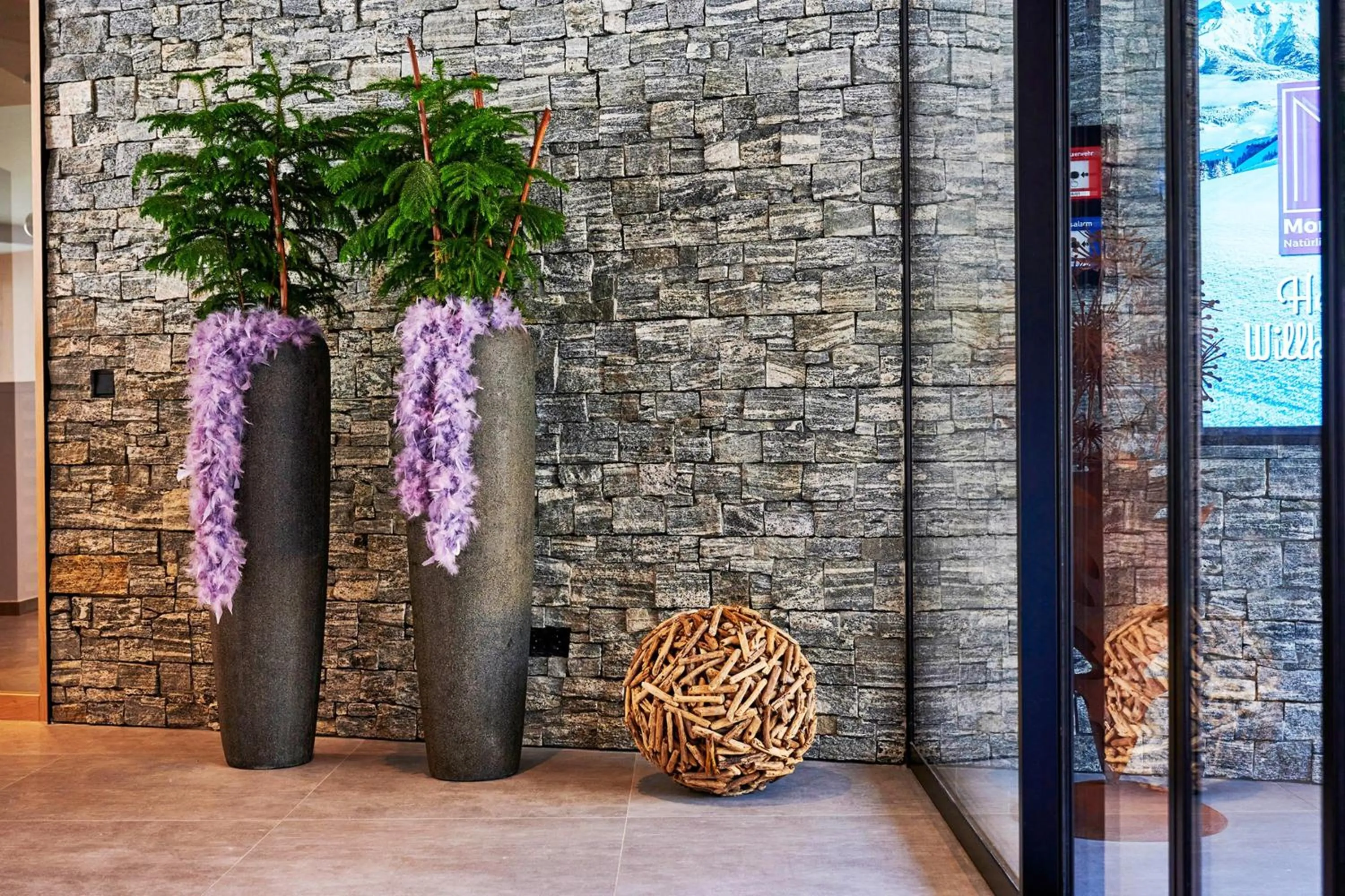 Facade/entrance in Wellness und Brunch Hotel MorgenZeit beheizter Naturpool mit Sandstrand Genuss Frühstück bis 13 Uhr Hochkönig Sommercard