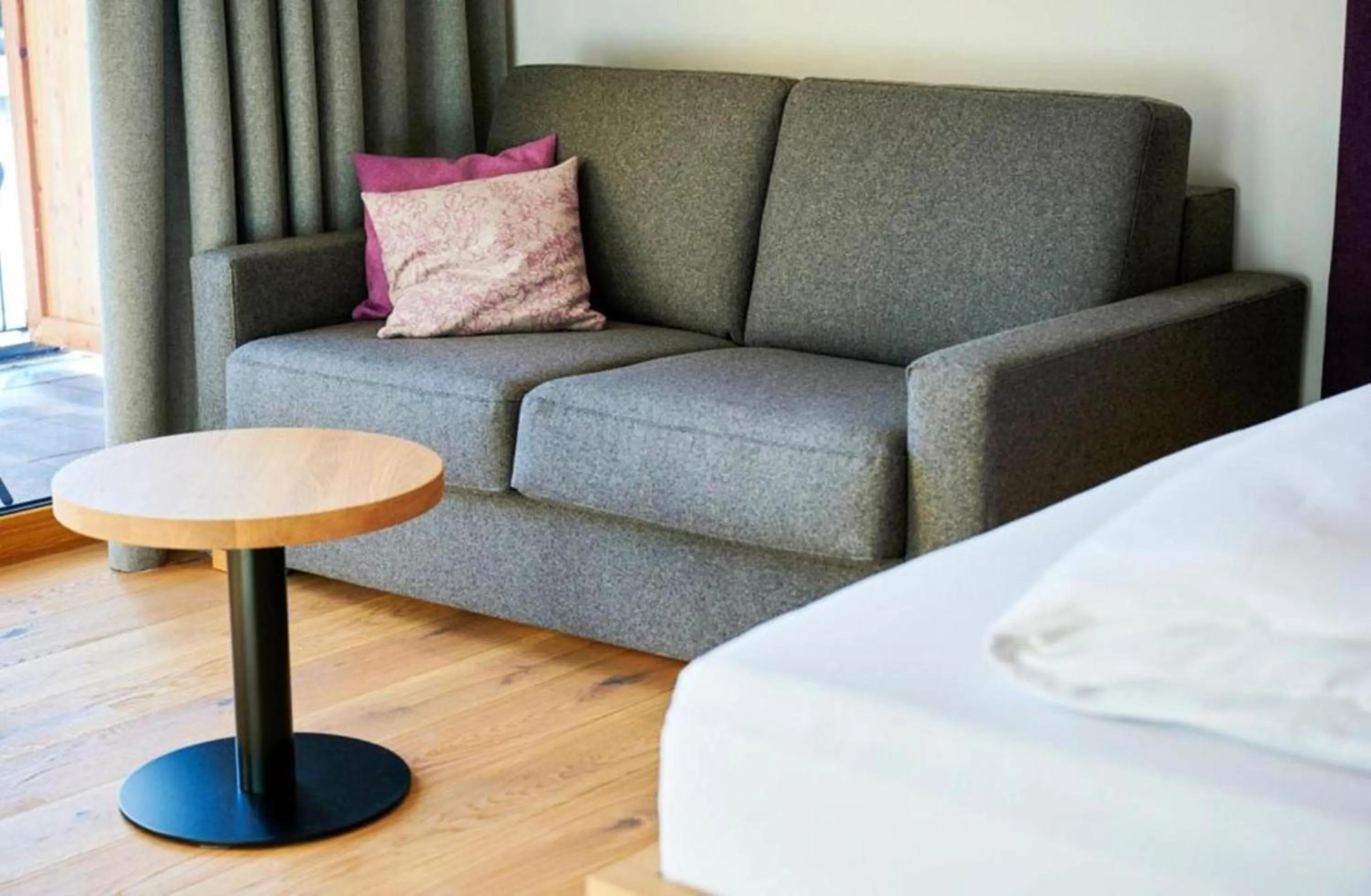 Seating area, Bed in Wellness und Brunch Hotel MorgenZeit beheizter Naturpool mit Sandstrand Genuss Frühstück bis 13 Uhr Hochkönig Sommercard