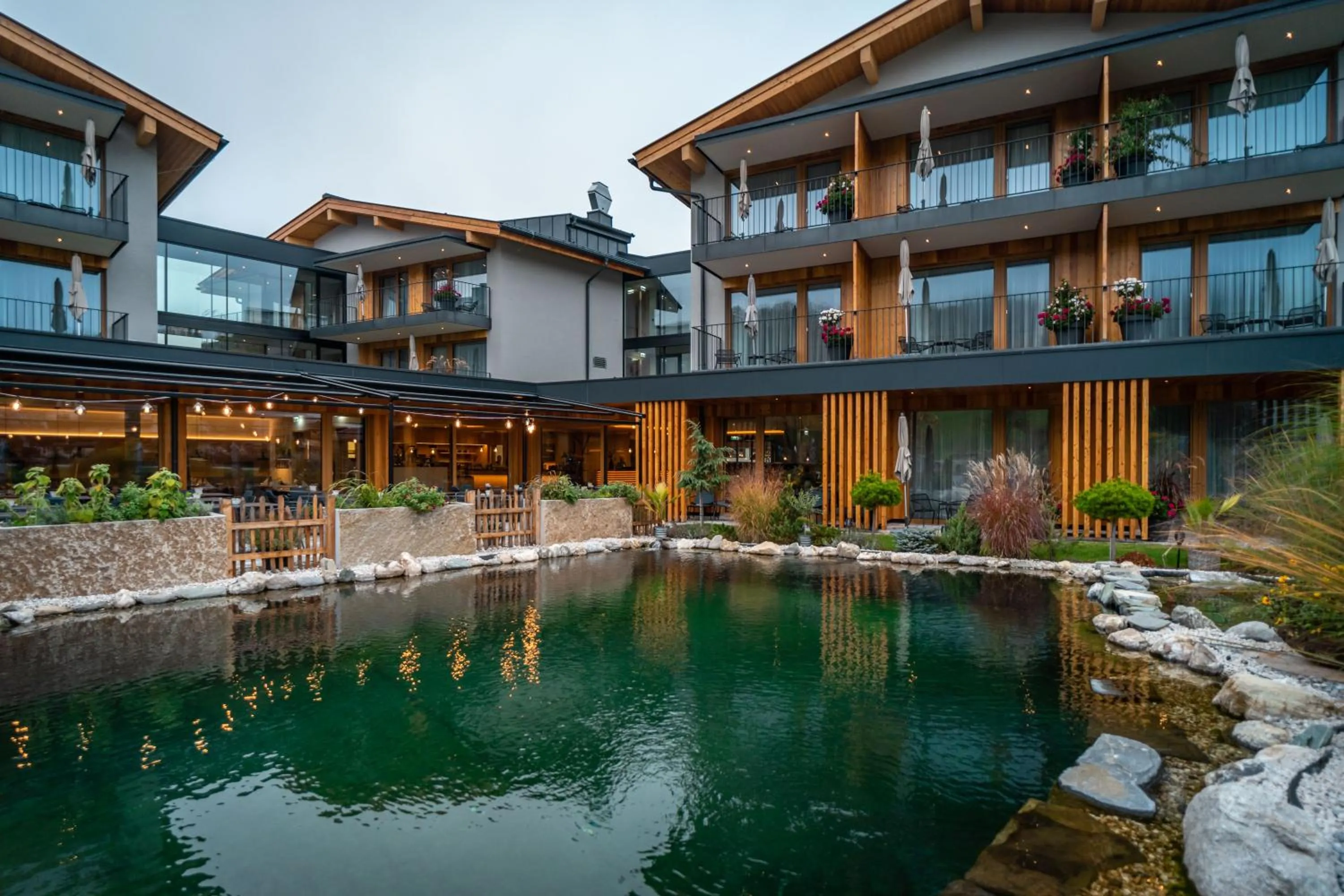 Pool view in Wellness und Brunch Hotel MorgenZeit beheizter Naturpool mit Sandstrand Genuss Frühstück bis 13 Uhr Hochkönig Sommercard