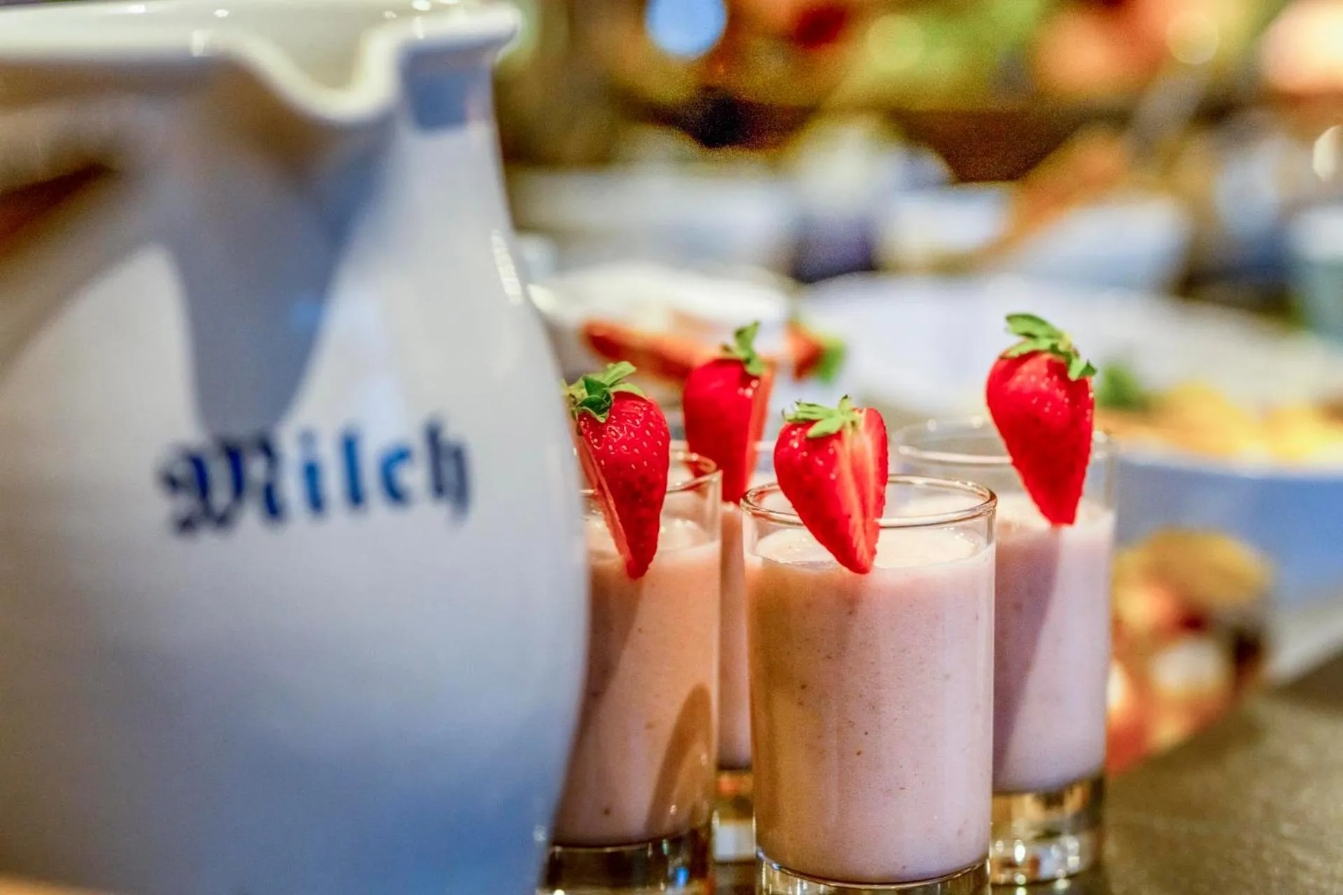 Breakfast in Wellness und Brunch Hotel MorgenZeit beheizter Naturpool mit Sandstrand Genuss Frühstück bis 13 Uhr Hochkönig Sommercard