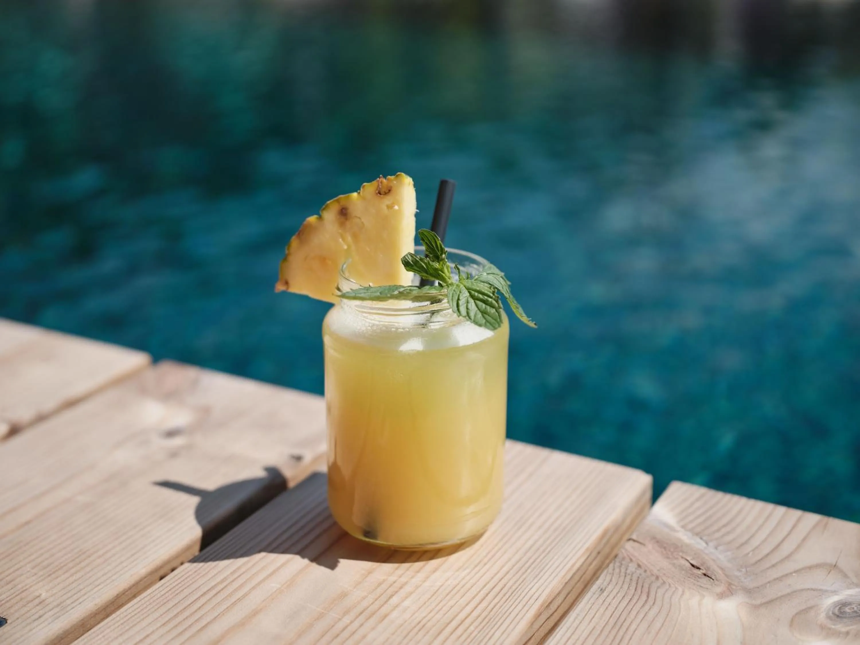 Drinks in Wellness und Brunch Hotel MorgenZeit beheizter Naturpool mit Sandstrand Genuss Frühstück bis 13 Uhr Hochkönig Sommercard
