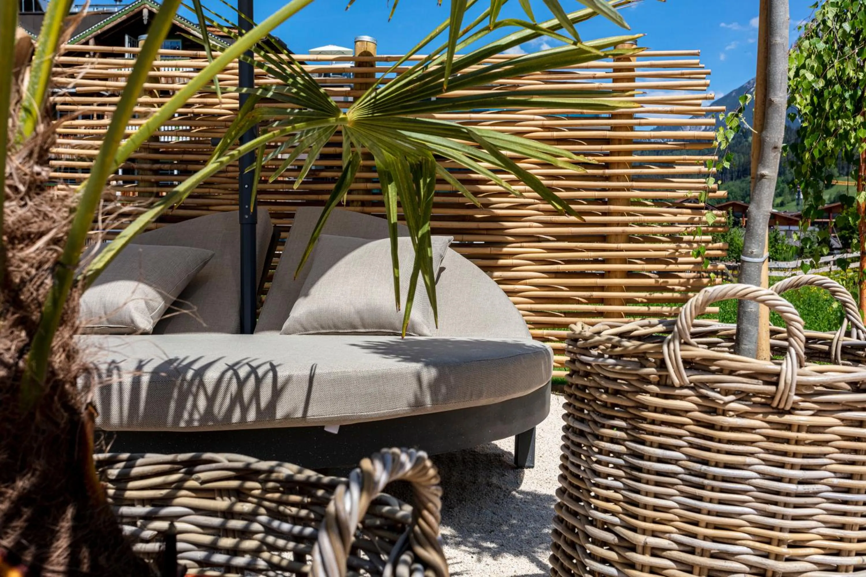 Swimming pool in Wellness und Brunch Hotel MorgenZeit beheizter Naturpool mit Sandstrand Genuss Frühstück bis 13 Uhr Hochkönig Sommercard