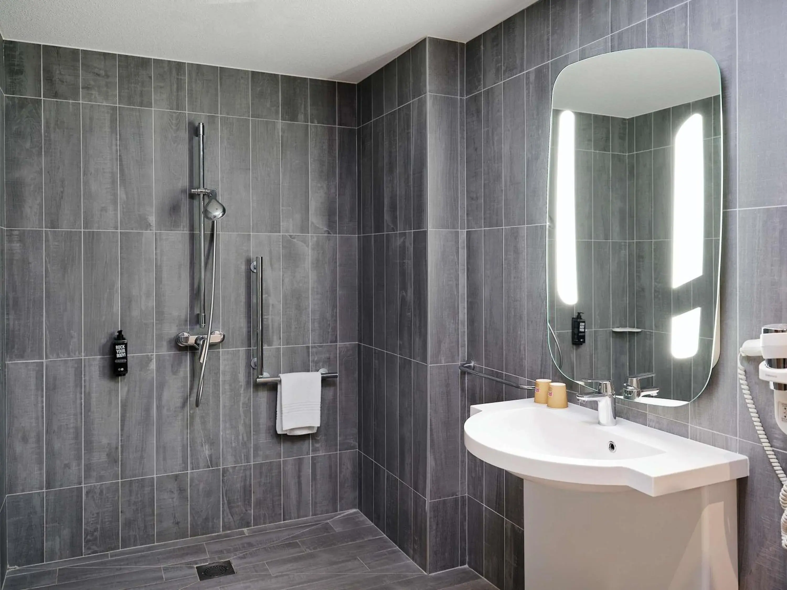 Bedroom in ibis Toulouse Gare Matabiau Bedroom in ibis Toulouse Gare Matabiau