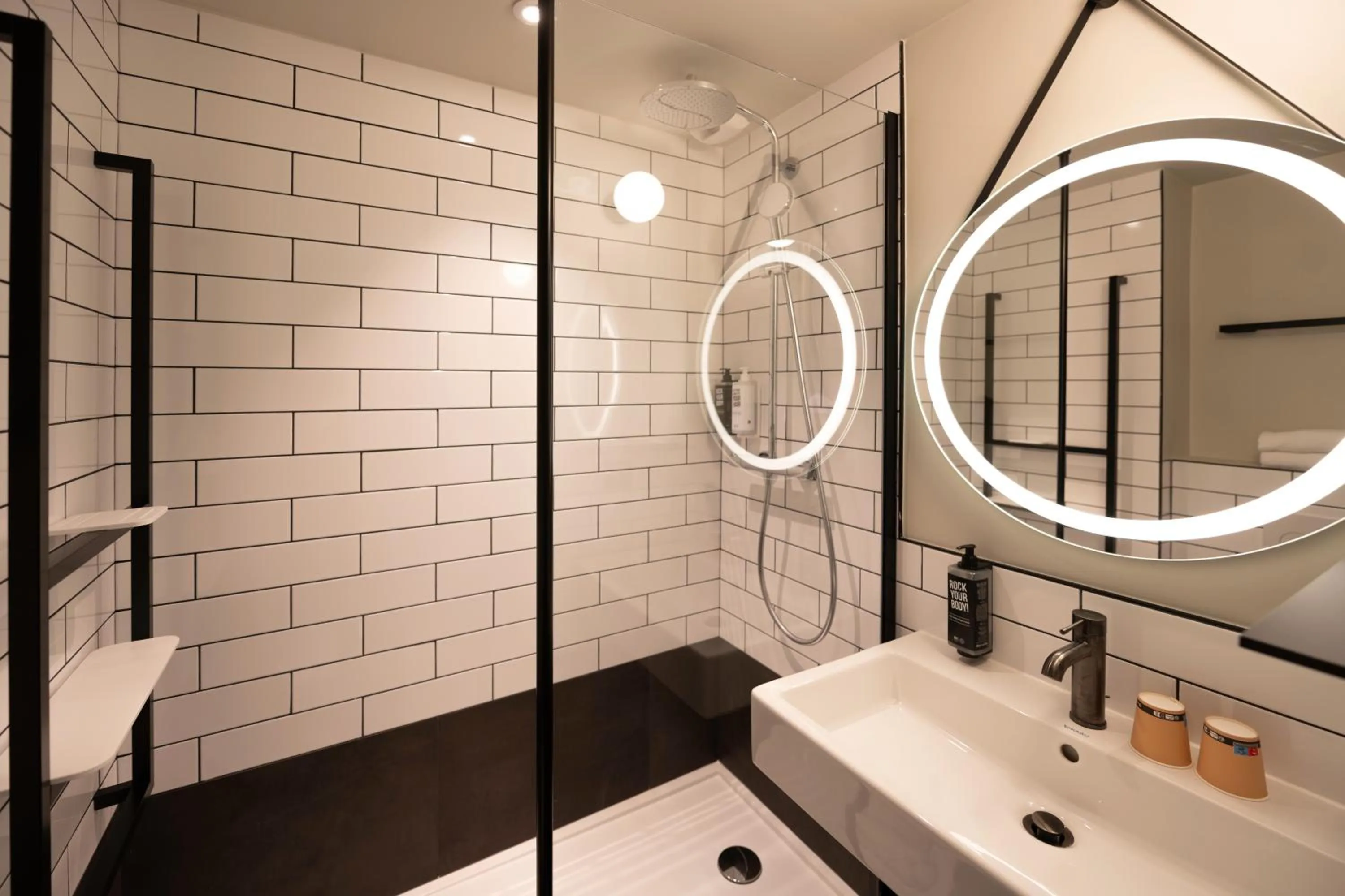 Bathroom in ibis Paris Gare de Lyon Diderot