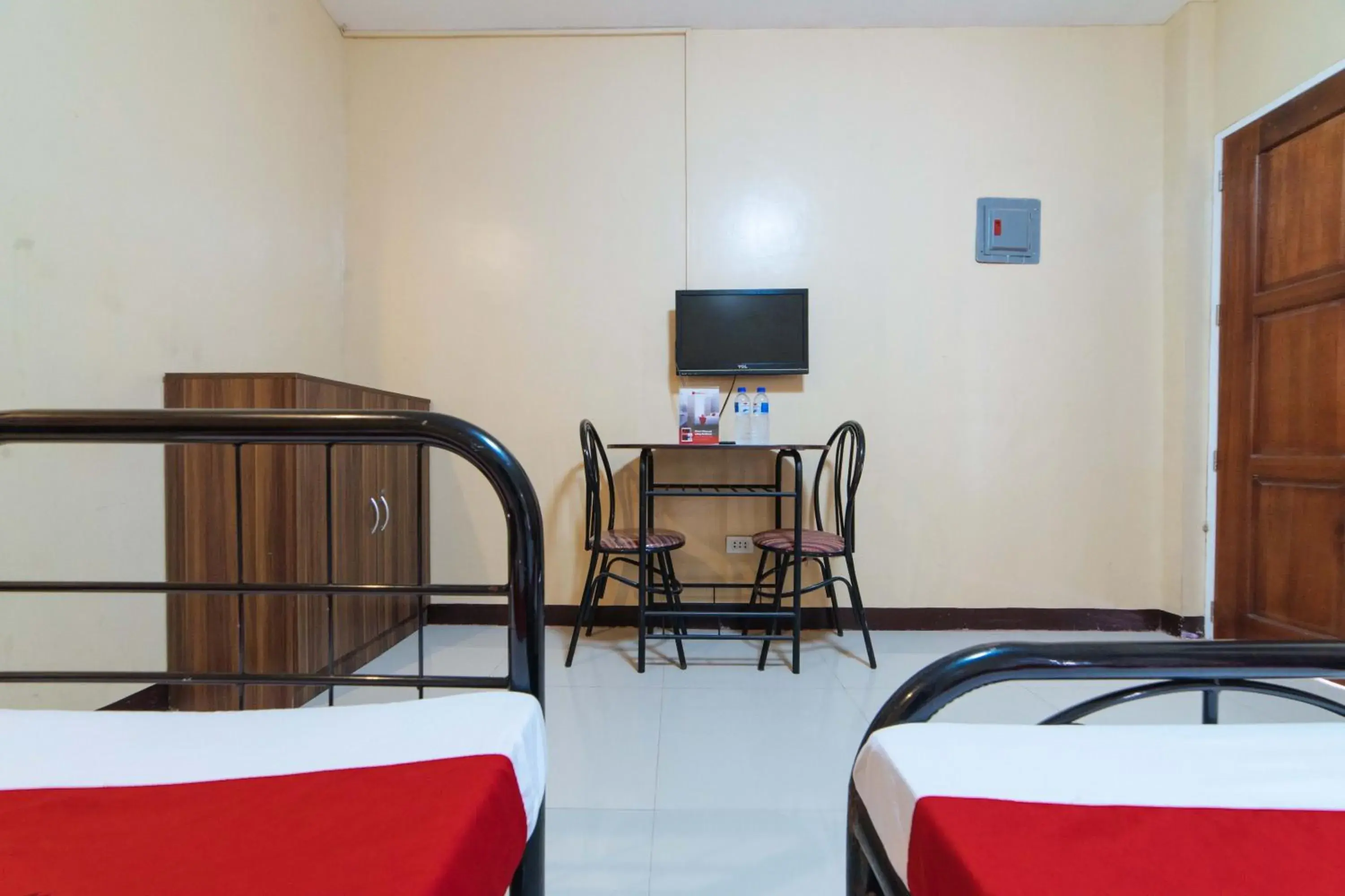 TV and multimedia, Bed in RedDoorz @ Lagao General Santos TV and multimedia, Bed in RedDoorz @ Lagao General Santos