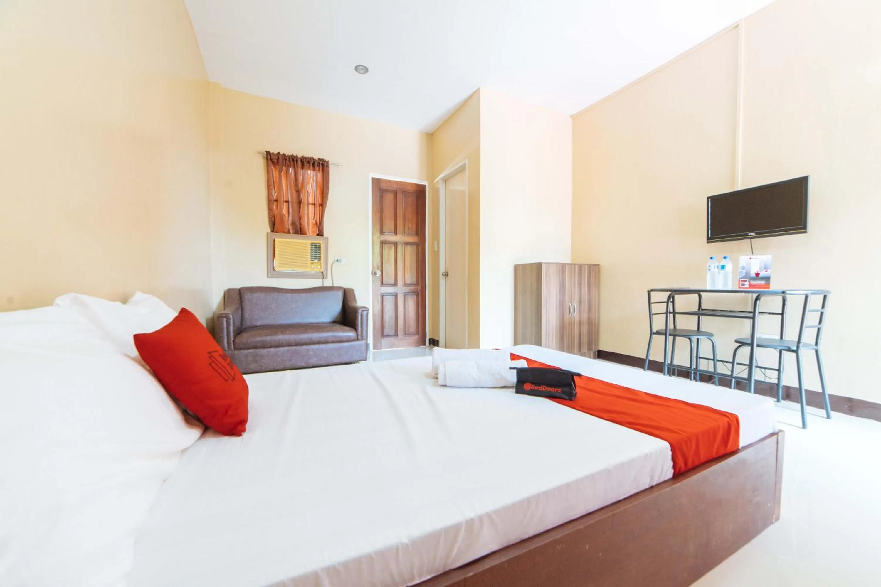 TV and multimedia, Bed in RedDoorz @ Lagao General Santos