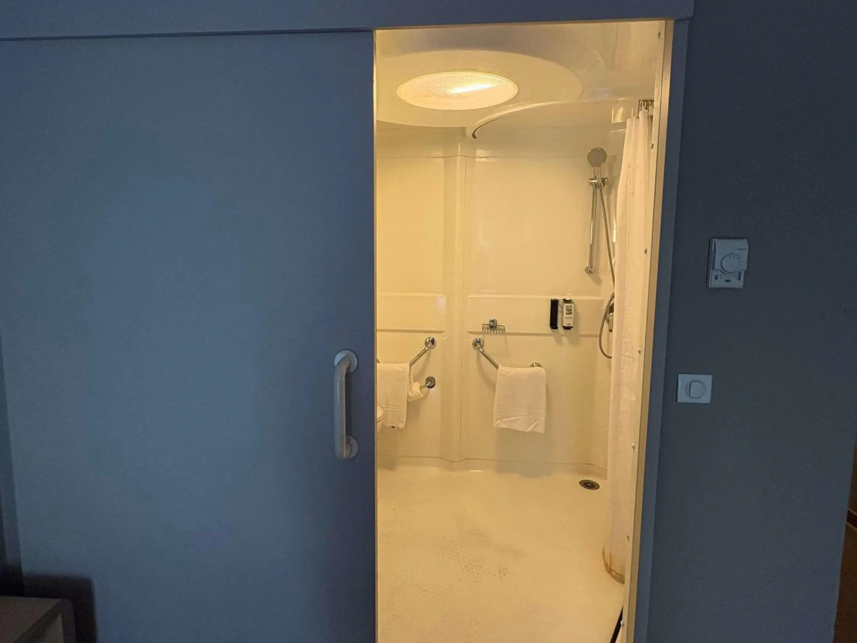 Bedroom in ibis Paris La Defense Courbevoie Bedroom in ibis Paris La Defense Courbevoie