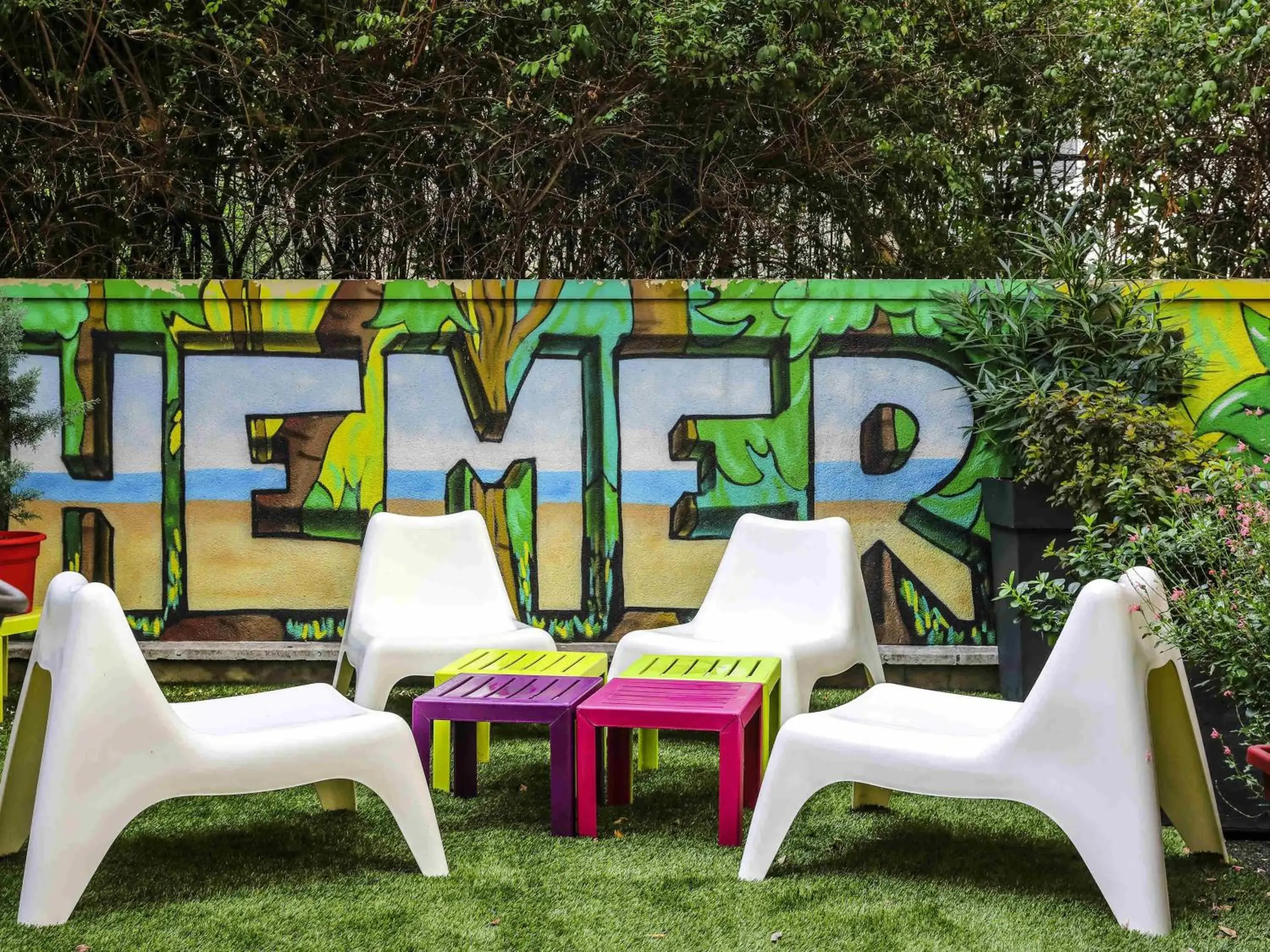 Lounge or bar in ibis Paris Porte de Clichy Centre Lounge or bar in ibis Paris Porte de Clichy Centre