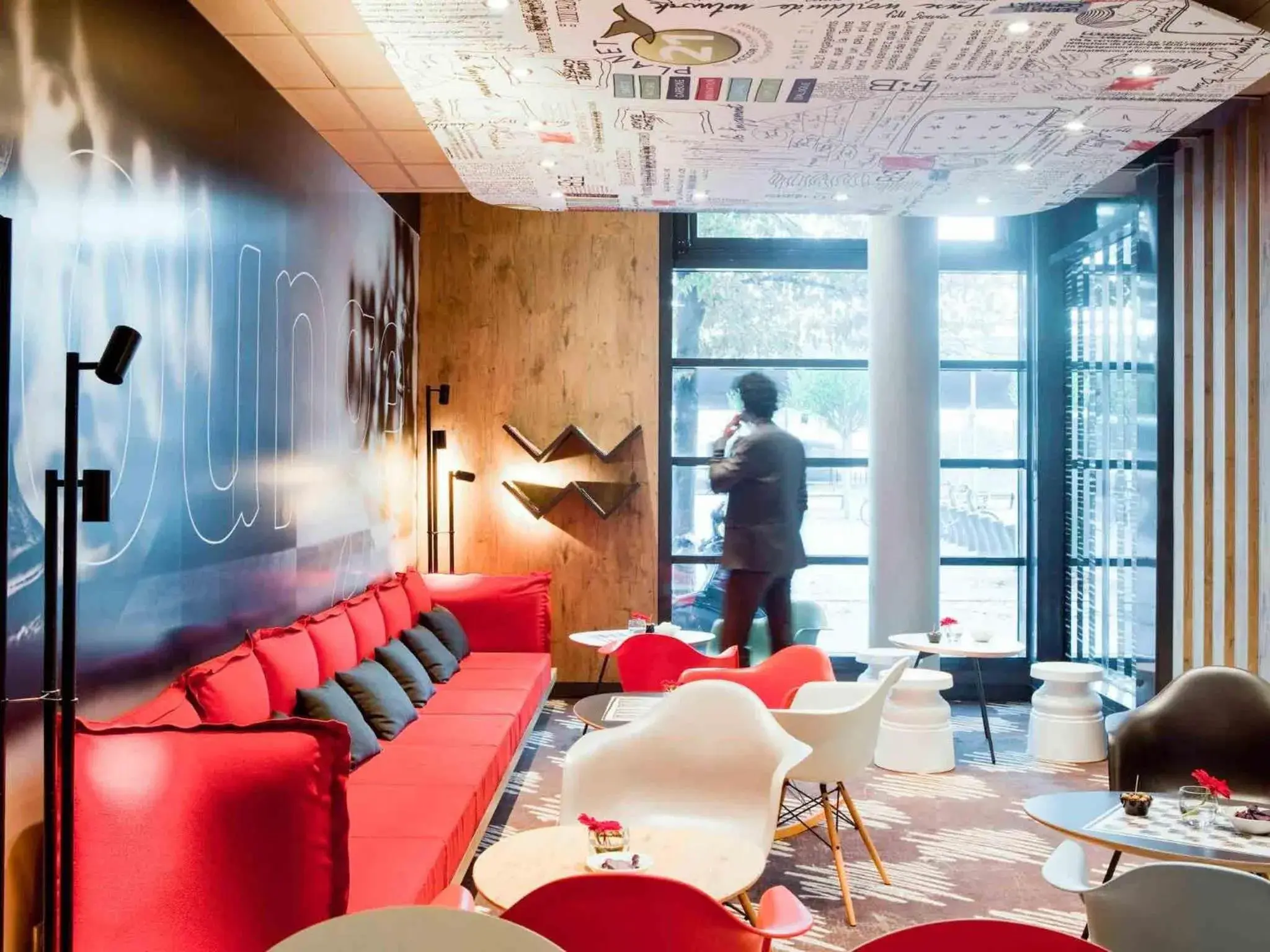 Lounge or bar in ibis Paris Porte de Clichy Centre Lounge or bar in ibis Paris Porte de Clichy Centre