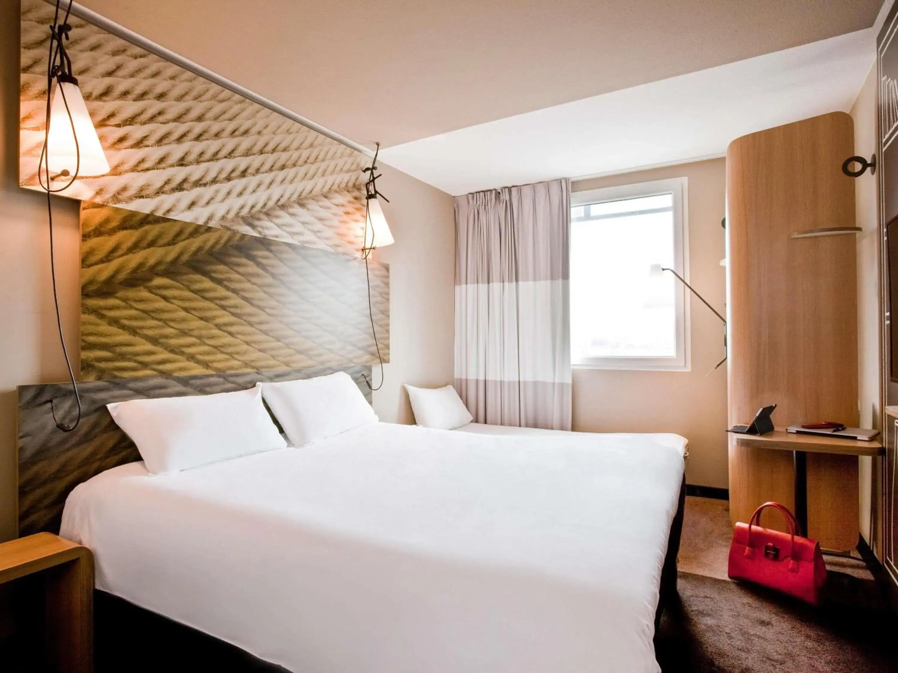 Comfort Room with a Double Bed and a Single Bed in ibis Paris Porte de Clichy Centre Comfort Room with a Double Bed and a Single Bed in ibis Paris Porte de Clichy Centre