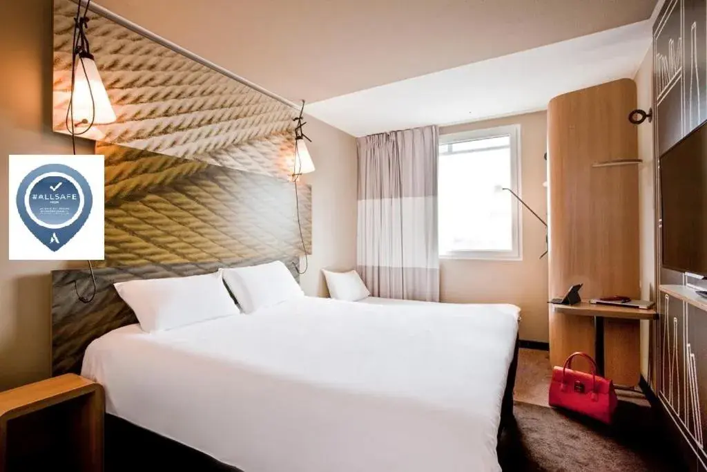 Bedroom, Bed in ibis Paris Porte de Clichy Centre Bedroom, Bed in ibis Paris Porte de Clichy Centre