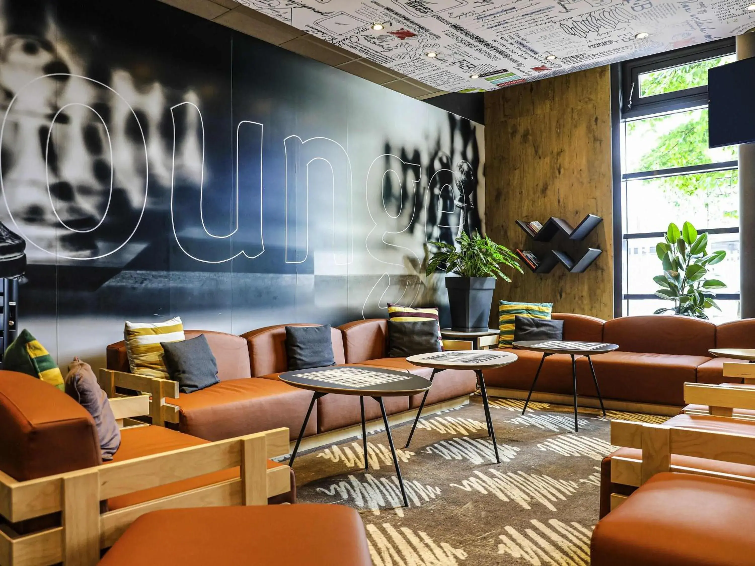 Lounge or bar in ibis Paris Porte de Clichy Centre Lounge or bar in ibis Paris Porte de Clichy Centre