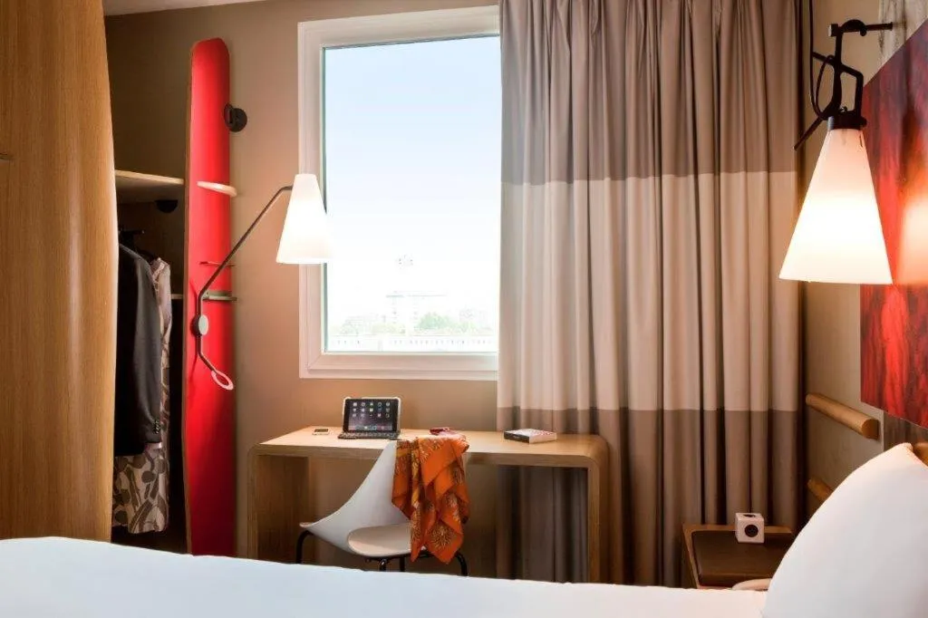 Bed in ibis Paris Porte de Clichy Centre
