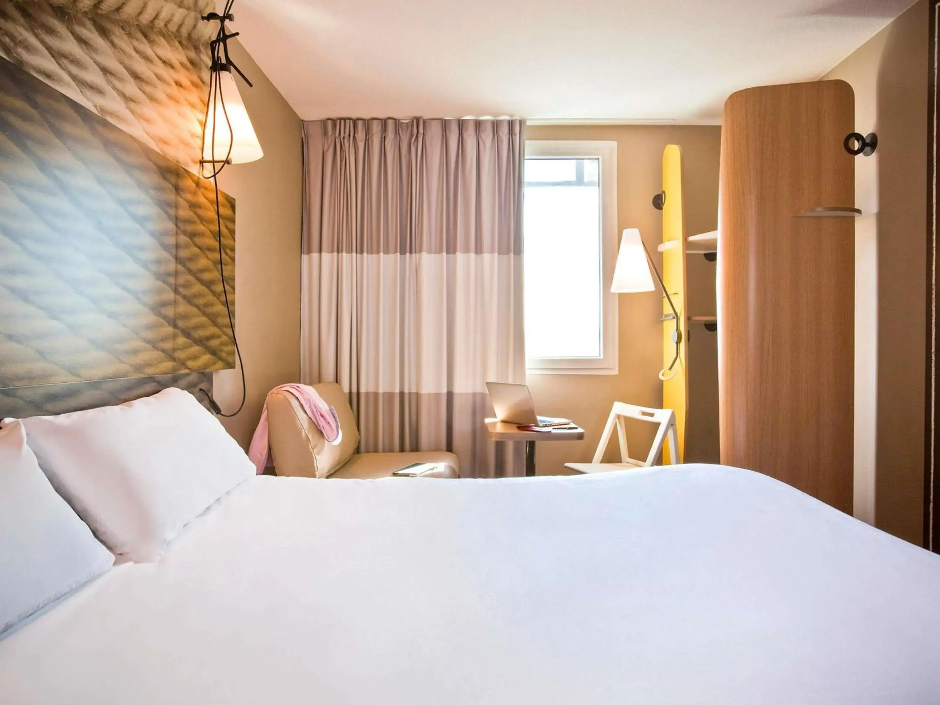 Bedroom, Bed in ibis Paris Porte de Clichy Centre Bedroom, Bed in ibis Paris Porte de Clichy Centre