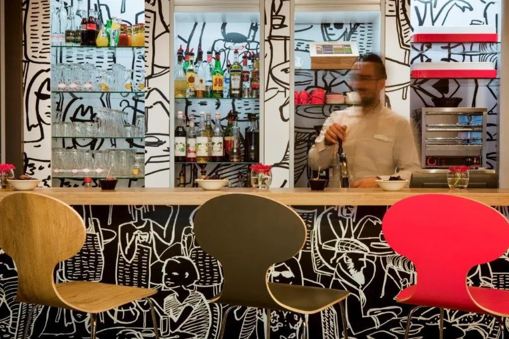 Lounge or bar in ibis Paris Porte de Clichy Centre
