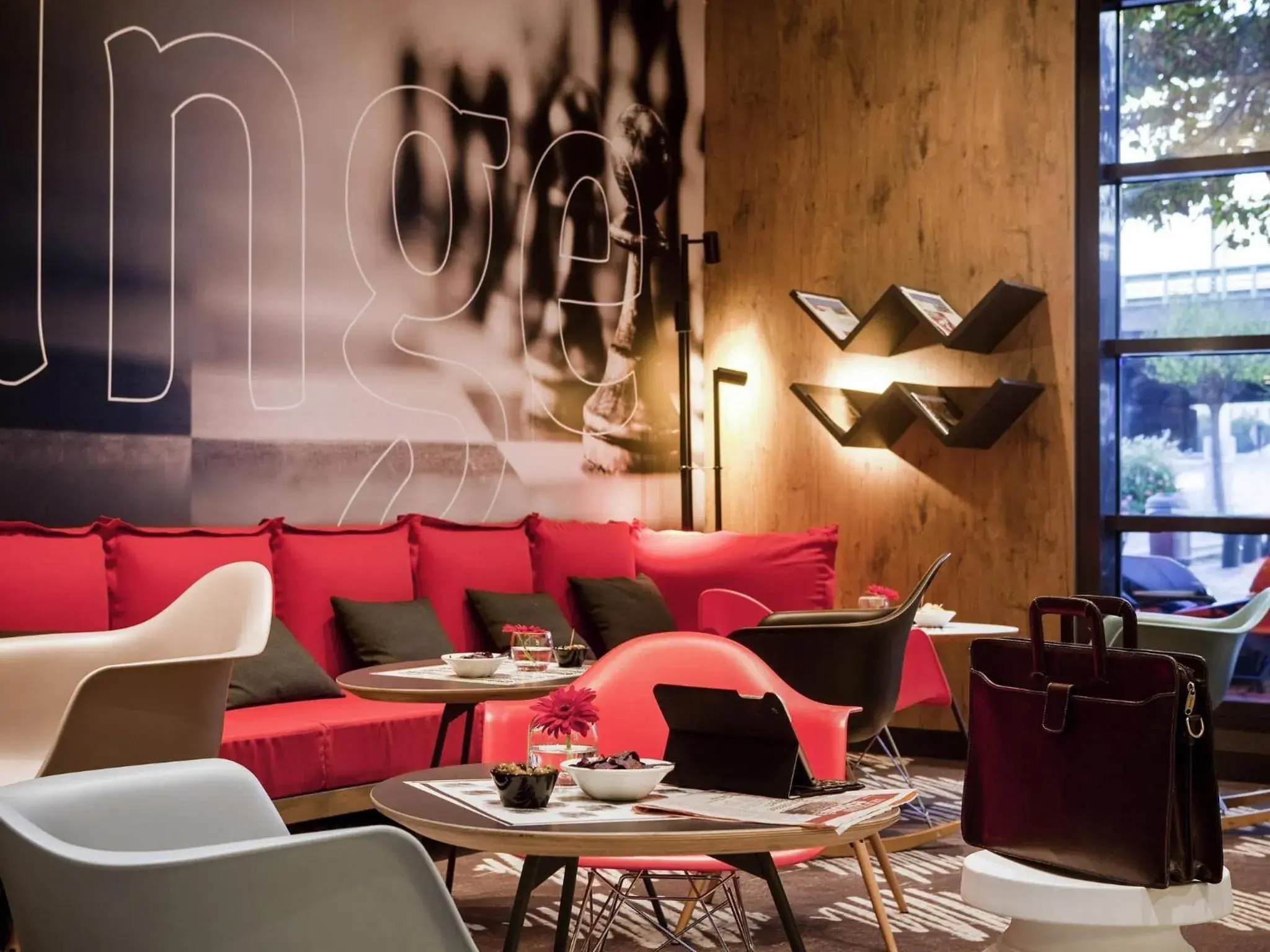 Lounge or bar in ibis Paris Porte de Clichy Centre Lounge or bar in ibis Paris Porte de Clichy Centre