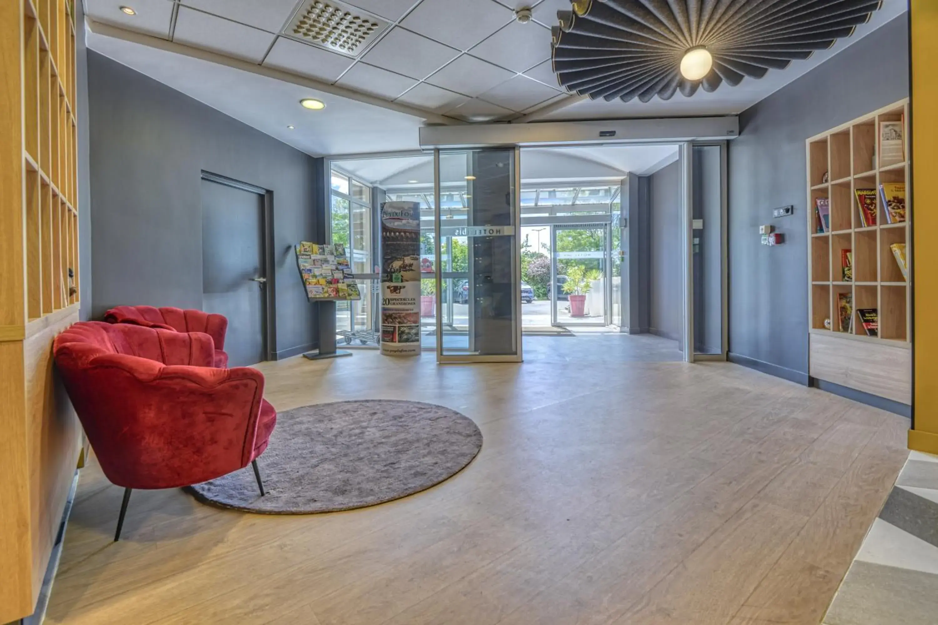 Lobby or reception in ibis Cholet Lobby or reception in ibis Cholet