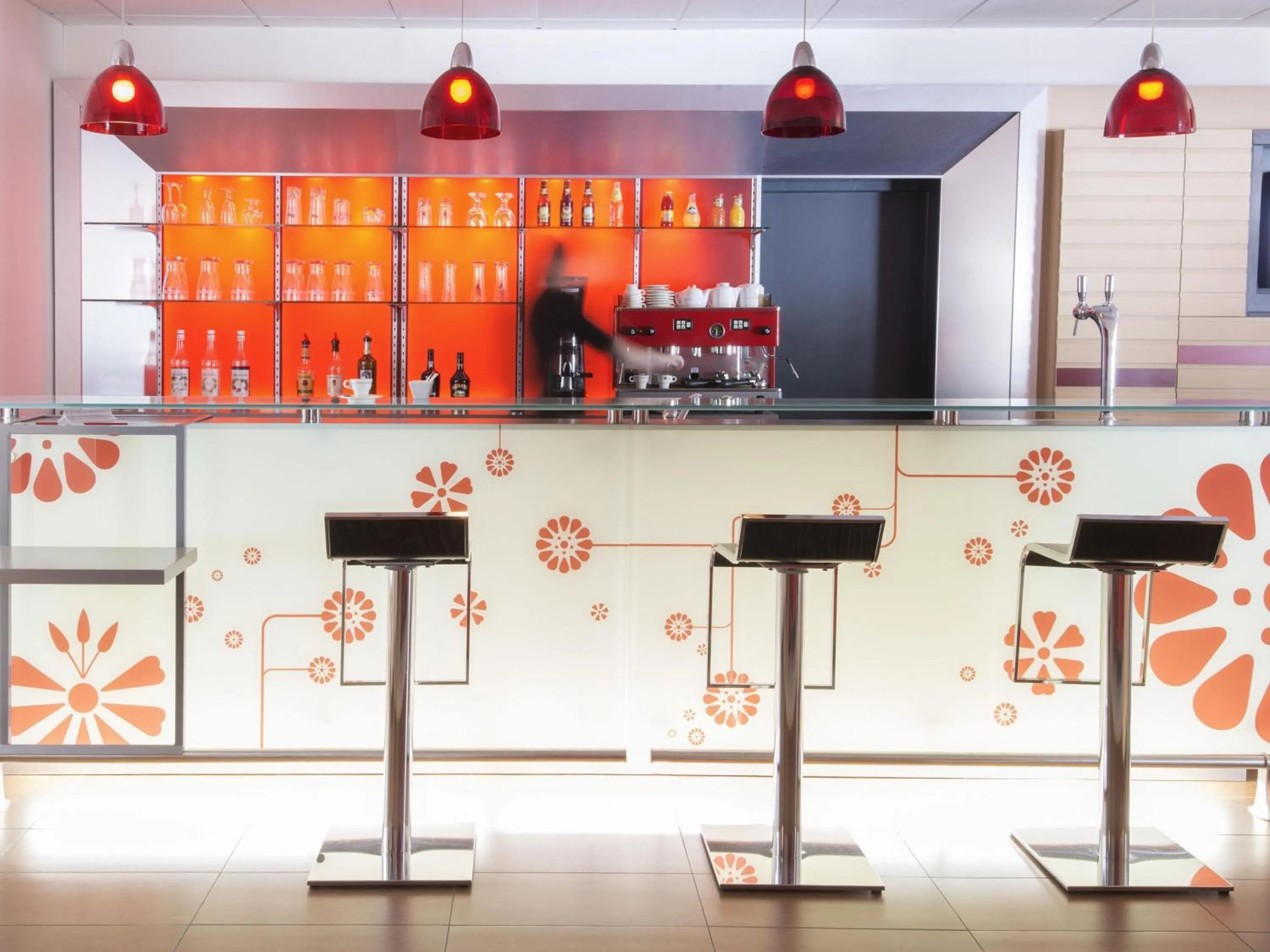 Lounge or bar in ibis Cholet