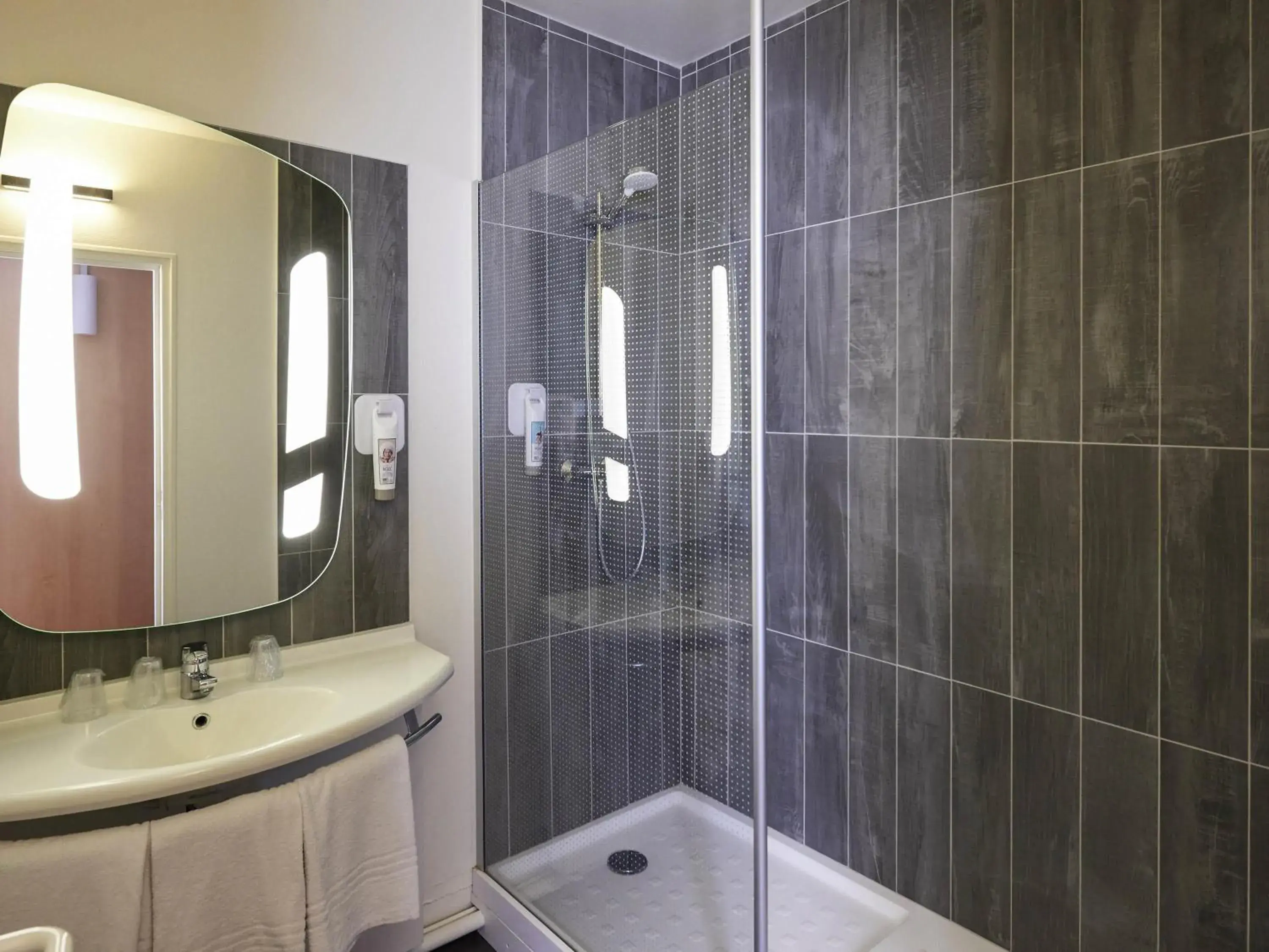 Bedroom in ibis Cholet Bedroom in ibis Cholet