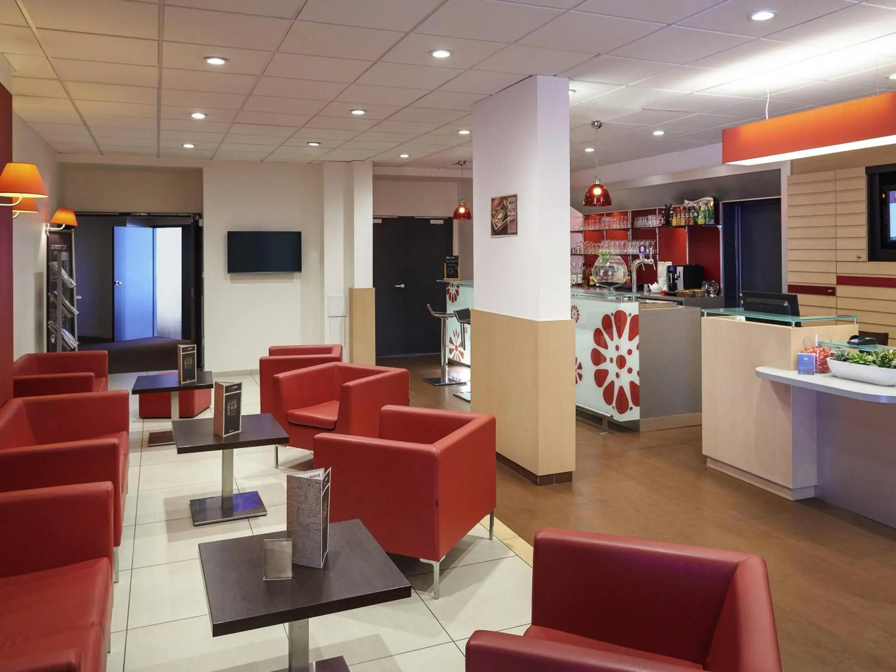 Lounge or bar in ibis Cholet Lounge or bar in ibis Cholet
