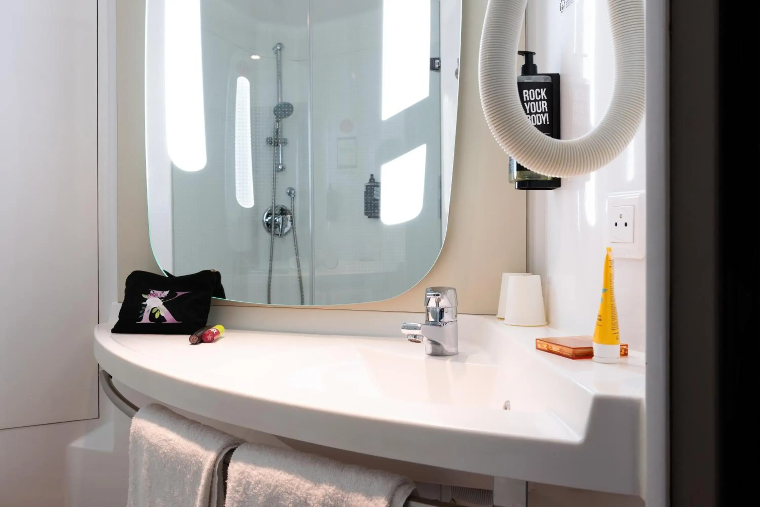 Bathroom in ibis Arcachon la Teste de Buch Bathroom in ibis Arcachon la Teste de Buch