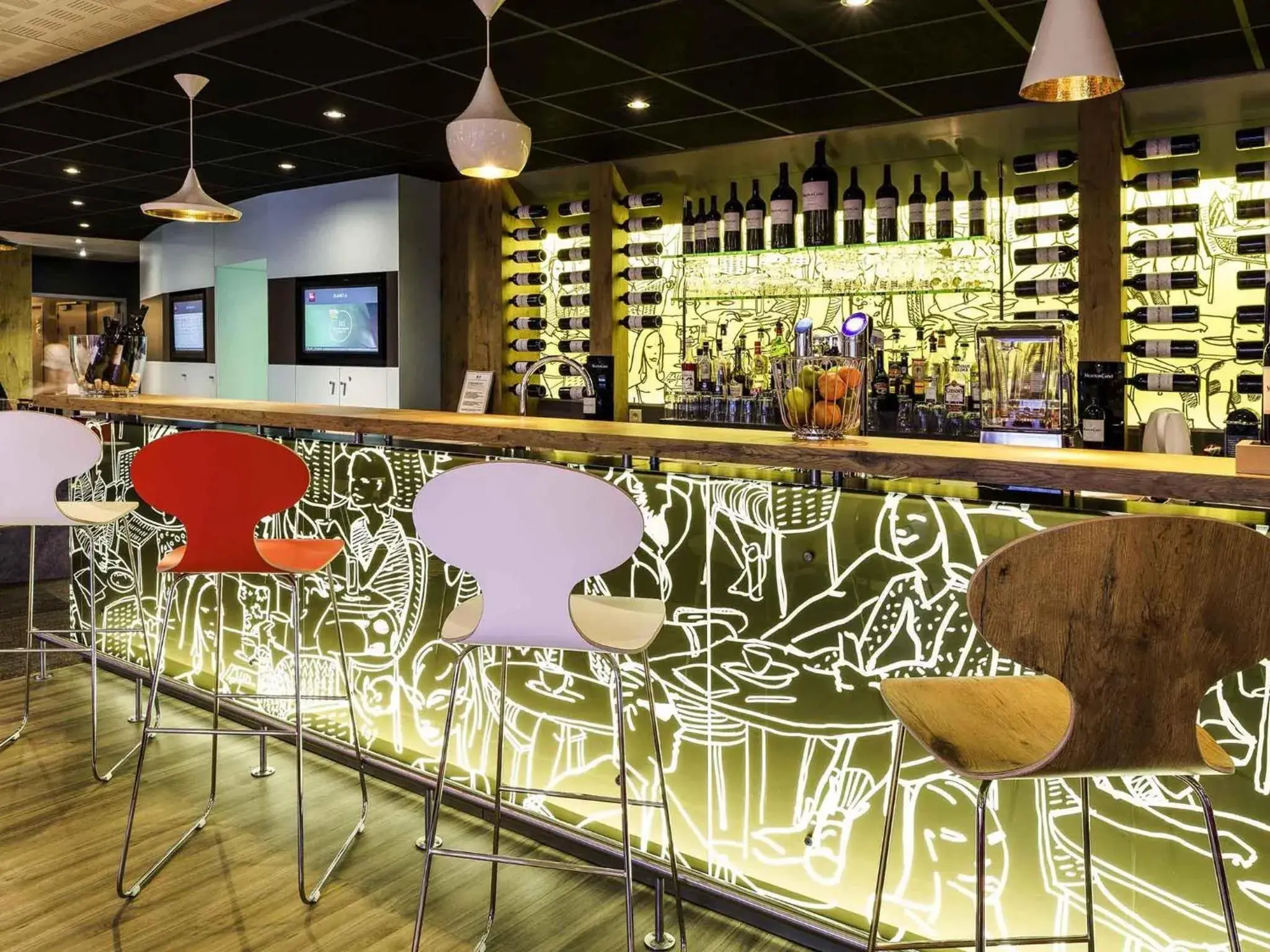 Lounge or bar in ibis Honfleur Lounge or bar in ibis Honfleur